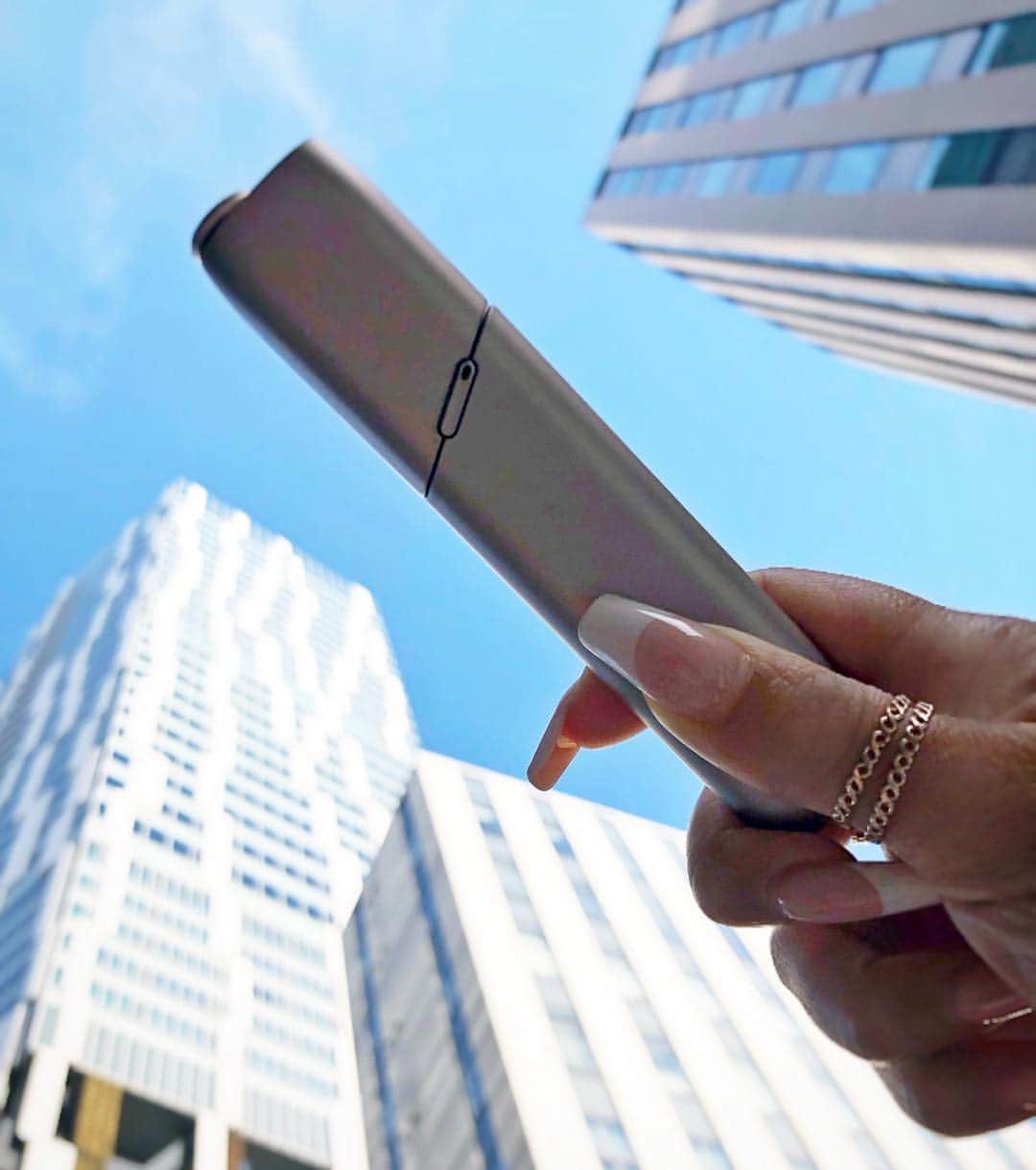 のインスタグラム：「#IQOSThisChangesEverything #IQOSアンバサダー #IQOSJapan  with @iqos_jp すっかり春が近いね〜🌸 春といえば色々と新規一転したくなるよね🤩 私もIQOS 3 MUTILをカスタムしたり、いつもはお家用においてるIQOS 3 MULTIを今日は持ち歩いてるよん👌🏽 new ringはゴールド‼︎ IQOS 3 MULTIはブリリアントゴールドだよ☺︎ IQOS 3 MULTIも新規一転、カスタムしよっと‼︎♡ * 詳しくはIQOSストア、公式IQOSのサイトでチェックしてね♡ * ※成人喫煙者向けの本製品には、リスクがないわけではありません。」