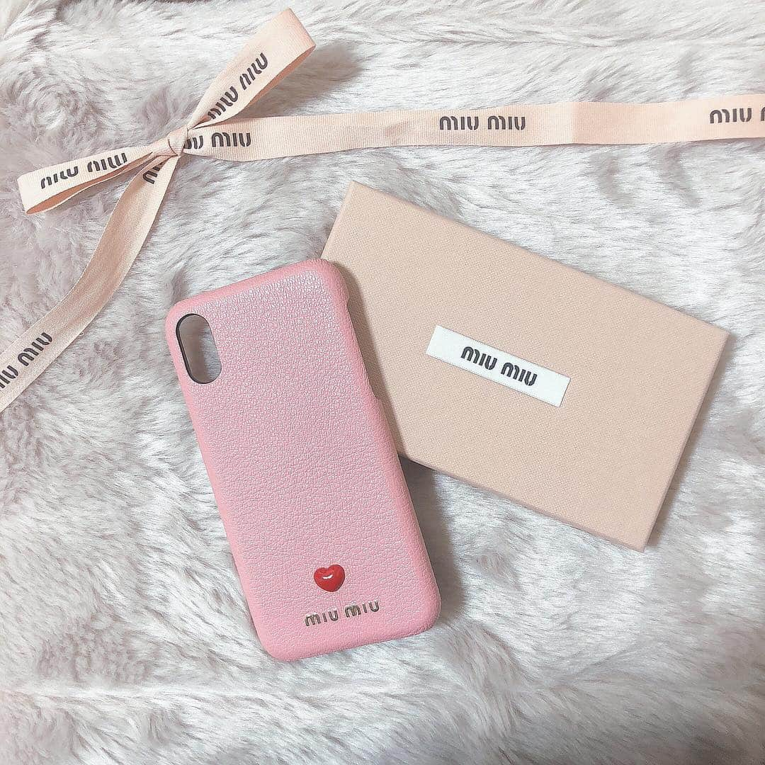 冨吉明日香さんのインスタグラム写真 - (冨吉明日香Instagram)「new iPhonecase ❤︎ . . 使ってたやつ割れちゃったから いろいろ迷ったけど シンプルでかわいいのにした☺︎ . #iphoneケース #miumiu  #miumiuiphonecase #❤︎」3月11日 21時50分 - tomiyoshi_920