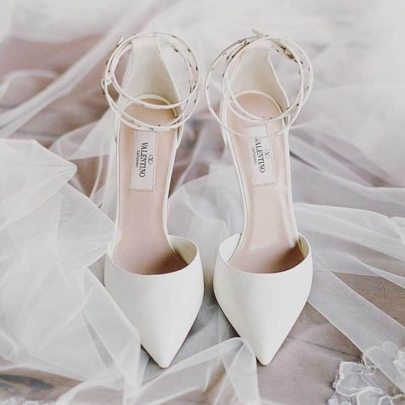 HappyWedding.Lifeさんのインスタグラム写真 - (HappyWedding.LifeInstagram)「รองเท้าเจ้าสาวคู่สวย ให้เจ้าสาวสวมใส่เดินสบาย . . Get more inspiration 🔽 https://www.happywedding.life/th/wedding-dress 🔍 รองเท้าเจ้าสาว . . #happywedding #happyweddingth #happyweddinglifeth #happy #wedding #thailand #love #gown #bridal #weddinginspiration #inspiration #bride #ชุดแต่งงาน #แฟชั่นชุดเจ้าสาว #ชุดเจ้าสาว #เทรนด์ชุดแต่งงาน2017 #เทรนชุดแต่งงาน2018 #ตัดชุดแต่งงาน #เทคนิคเลือกชุดแต่งงาน #ซื้อชุดแต่งงาน #ขั้นตอนเตรียมตัวเลือกชุดเจ้าสาว #ดีไซน์ชุดเจ้าสาว . . nice idea via >> Valentino」3月11日 22時30分 - happywedding.life
