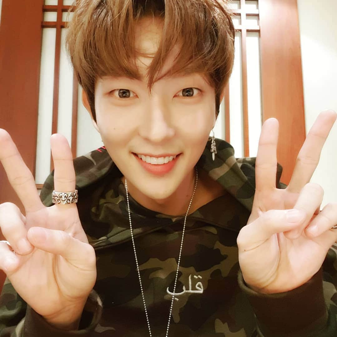 イ・ジュンギさんのインスタグラム写真 - (イ・ジュンギInstagram)「2018-2019 이준기 Asia tour "Delight" 홍콩일정을 끝으로 유종의 미를 거두었습니다.🤟😘 욕심많은 아티스트 요구 다 들어주시느라 고생많으셨던 프로모터님그리고 연출진 제작진 분들 그리고 팬미팅이 아닌 콘서트로 만들어주신 무대 관계자분들 각국의 공연협조에 힘써주신분들 나의 JG crew  원팀을 만들어준. 댄서분들 밴드여러분 그리고 나의 스태프들 저와 팬여러분의 안전을 위해 모든힘을 다해주신 설악경호팀의 형님들 !! !무엇보다 내 배우에게 좋은 추억 선사해주겠다며 공연 그자체를 열정을 다해 즐겨주시고 응원해주신 각국의 팬여러분.. 나의 가족들 진심으로 감사의 마음 전합니다. 🙏🙏🙏🙏🙏기획부터 공연의 마무리까지 정말 많은 감명을받고 창의적인 자극또한 많이 받았어요. 나 자신을 소중히 하게 해주셨고 나는 참. 큰 축복을 받고있다는걸 또한번 느꼈어요 .. 💖결국 우리의 여정은 4월 앵콜 팬콘까지 이어질수 있게되었어요!! 심지어 장소며 시기까지 잡기 힘들다는 올림픽홀에서의 재회라니요..^^;;🎇🎇🎇🎆모든것이 이루어지게 되었고 팬여러분의 열의와 큰 사랑그리고 응원 덕분이에요. 더욱 맑은 정신과 열정으로 여러분께 보답할게요.. 😭😭😭😭 정말 감사합니다.❤💖」3月11日 23時29分 - actor_jg