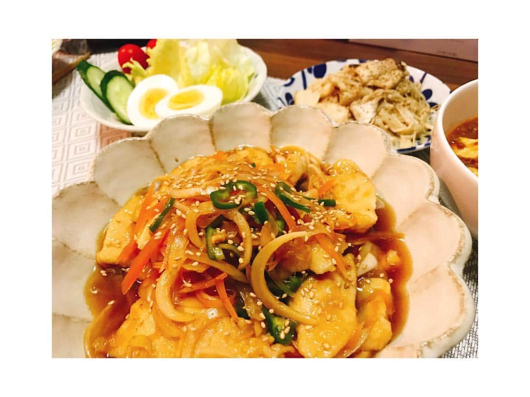 のインスタグラム：「🏠ごはん🍴 . #お家ごはん #家ごはん率高めな近頃 #健康 #南蛮漬け #半分タッパーいき #😵 #最近色んな写真が溜まりに溜まって #どこから載せようか…😳 #美味しかった😌」