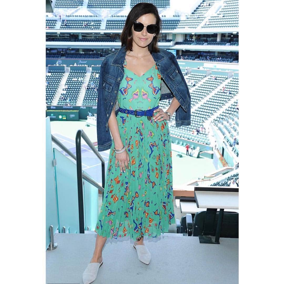 ノヴィスのインスタグラム：「💚👗🌵Beautiful @camillabelle in our SS19 Tillie Dress! 👋@lionviprelations」