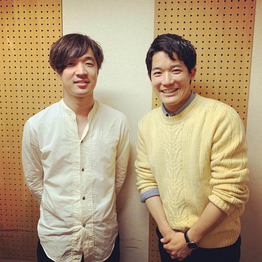 木藪亮太のインスタグラム：「おはようございます！ 前回のMBCスポーツでは、シンガーソングライター戸渡陽太さんへのインタビューをお送りしました！ 戸渡さんは、福岡ソフトバンクホークス和田毅投手のワクチン支援活動の応援ソングとして、「ささやかな約束をしよう～僕のルール～」（2月20日発売）を歌っています！ . 戸渡さんは福岡県宗像市出身で、私のふるさと出身の歌手なんです！少し舞い上がってしまいました🙇 . #mbcスポーツ #スポーツ #戸渡陽太 さん #シンガーソングライター #鹿児島 #宗像」