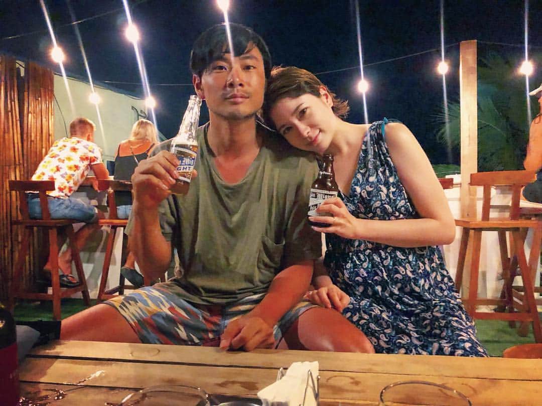 のインスタグラム：「3月10日で結婚6周年でした💍✨ 0時を迎えた瞬間の会話⬇︎ 👩「よく耐えましたー👏」 👨「耐えた耐えた、ふぅー💨」 #夫婦 #夫婦生活 #夫婦デート #仲良し夫婦 #カップル写真 #離婚 #結婚 #結婚生活 #marriage #marriage365 #tokyogirl #asianbeauty #couplelove #couplephoto #couplegoals #truelovestory #l4l #ラブラブ #夫婦コーデ #aniversary」
