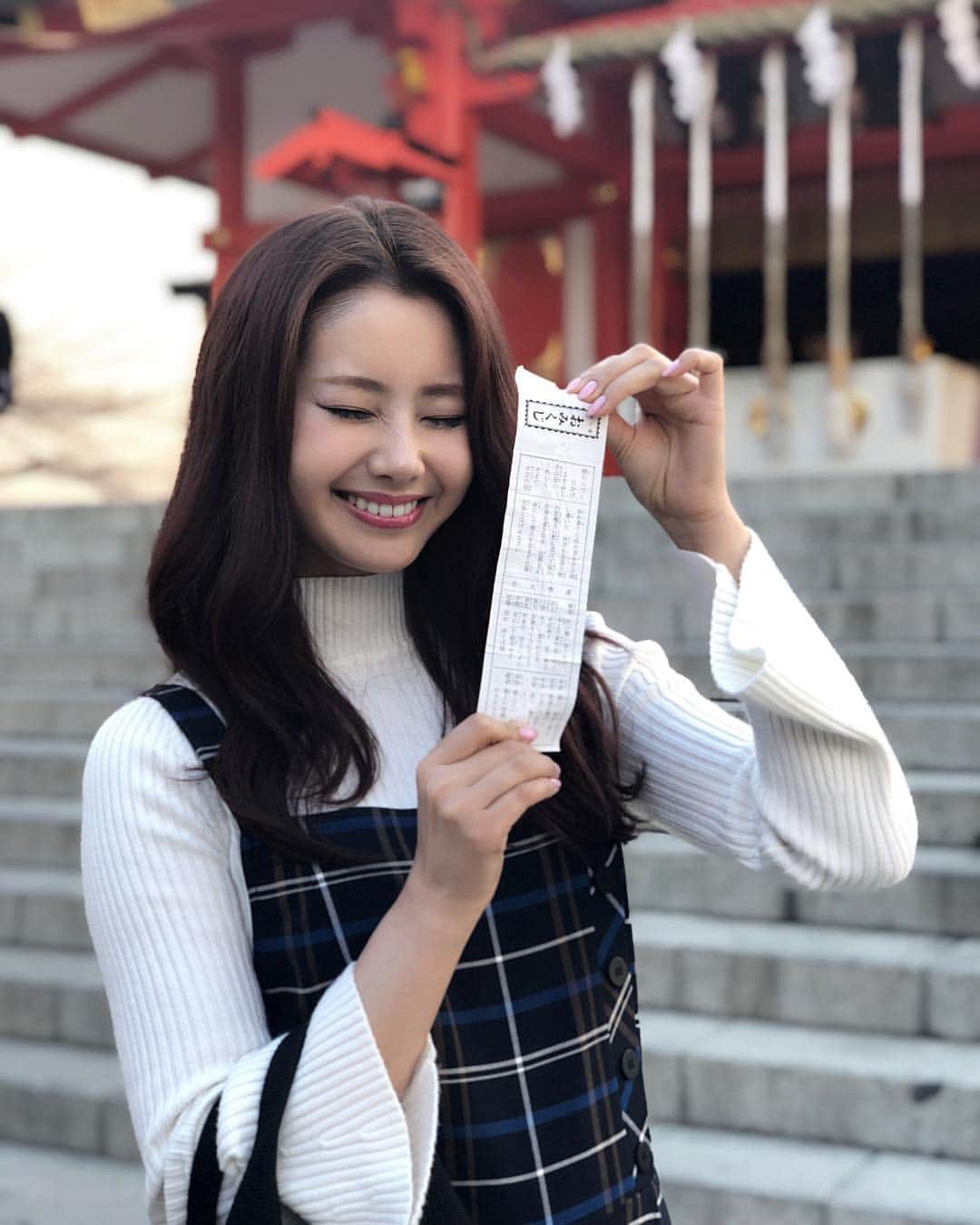 のインスタグラム：「* * 昨日はお仕事で花園神社へ行ってきました⛩ 毎年行っているのに、今年はまだ行けてなかったからよかった😆 * 今年初のおみくじも引いたよっ🥴 大吉でした💮 今年もhappyに過ごせますように❤❤ * #japan #tokyo #shinjuku #hanazonojinja #新宿 #花園神社」