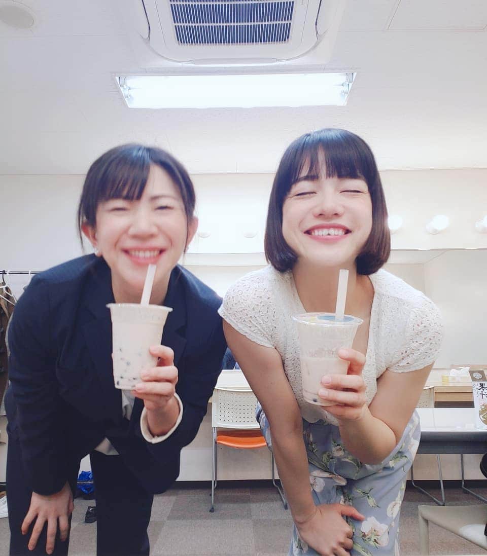服部ひで子のインスタグラム：「なんばグランド花月⭐酒井藍座長週、１週間ありがとうございました(*>∀<*)！ 関西での放送は、 4/13(土)となります📺✨。 是非、ご覧くださいませ！  タピオカが大好きな、早苗姉さん。  好きすぎて、タピオカを歯の間に挟んでいました😂！笑  相変わらず、楽しいお姉さんです(*￣∇￣)ノ！！！ #よしもと新喜劇 #吉本新喜劇 #新喜劇 #なんばグランド花月  #金原早苗 姉さん #服部ひで子」