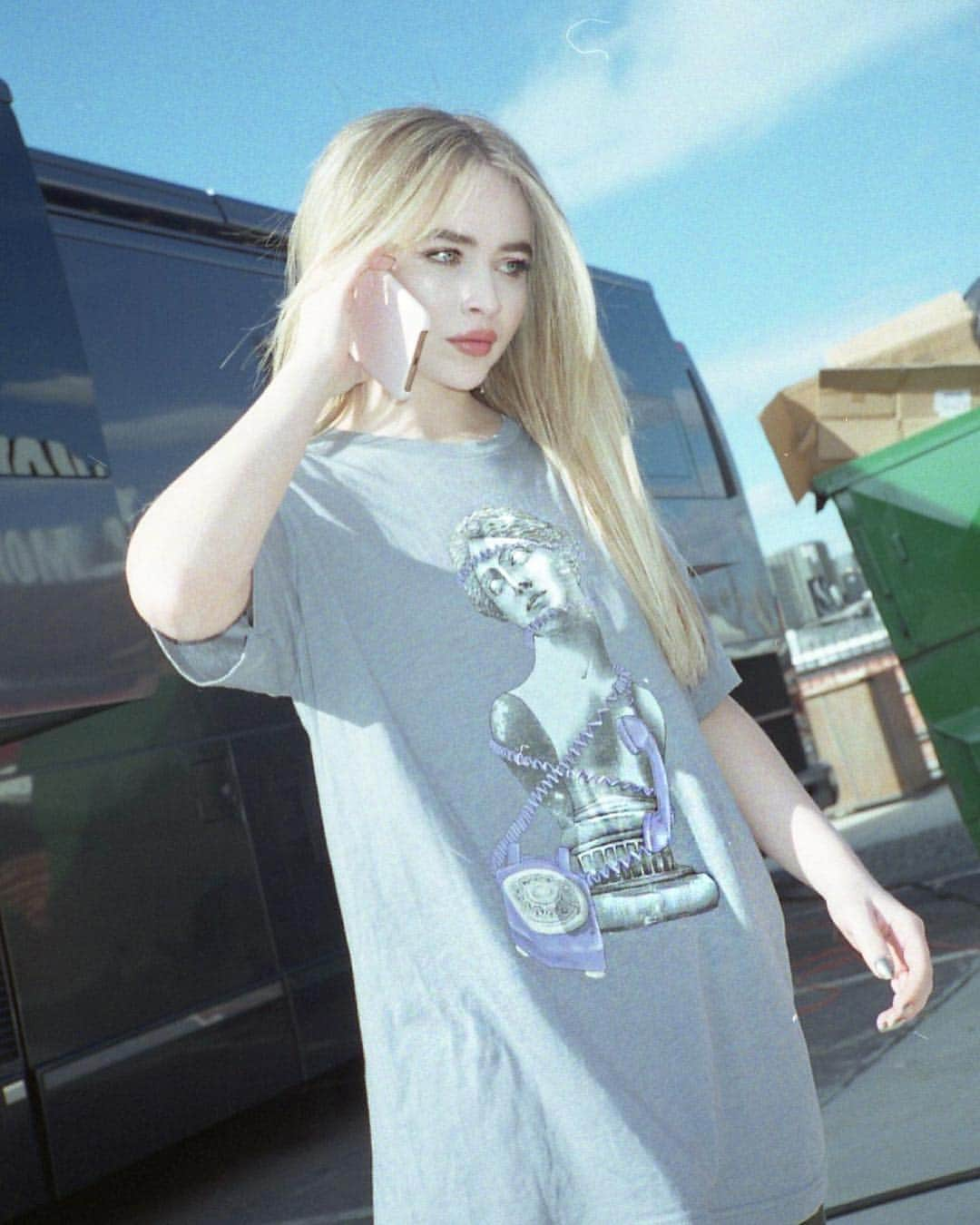 サブリナ・カーペンターさんのインスタグラム写真 - (サブリナ・カーペンターInstagram)「is it march or is it merch」3月12日 3時36分 - sabrinacarpenter