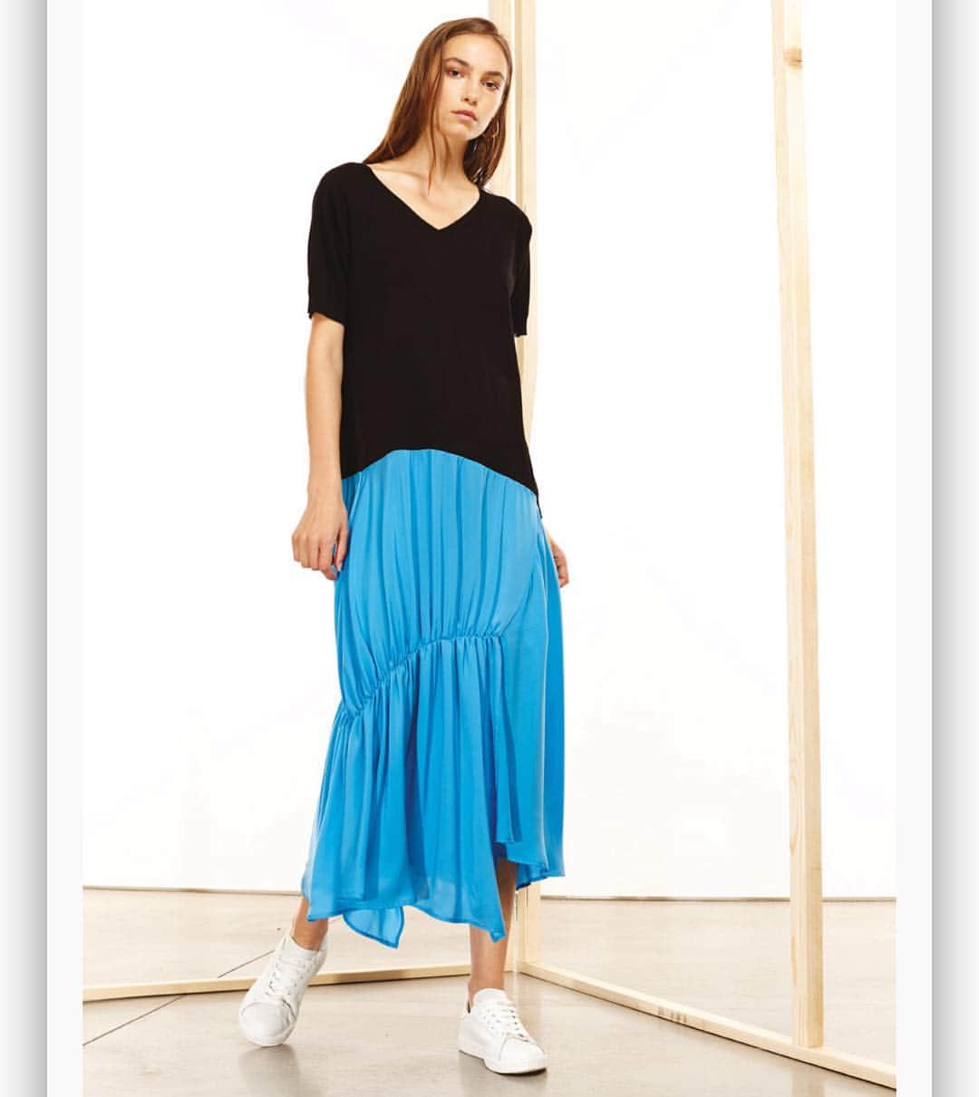 ゴータのインスタグラム：「#calypso#lightblue#spring#sea#deep#gothaitalia#inlove#dress#knitwear#satin#newcollection#ss19」