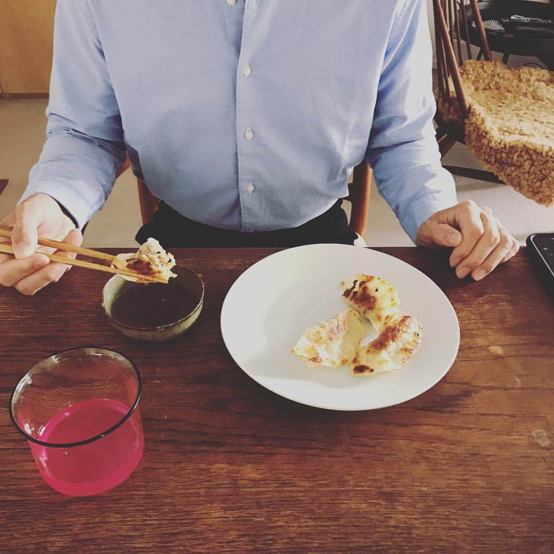 椎名直子さんのインスタグラム写真 - (椎名直子Instagram)「真夜中たまおが餃子しょってやってきた！  ラッキー🤞  男子飯レシピでは たっぷりの レモン汁🍋に  本つゆに  ラー油だそうで。  ジューシーで爽やか〜っ🌟 美味しゅうございました〜  #タマンサのお土産」3月12日 8時58分 - natadecoco