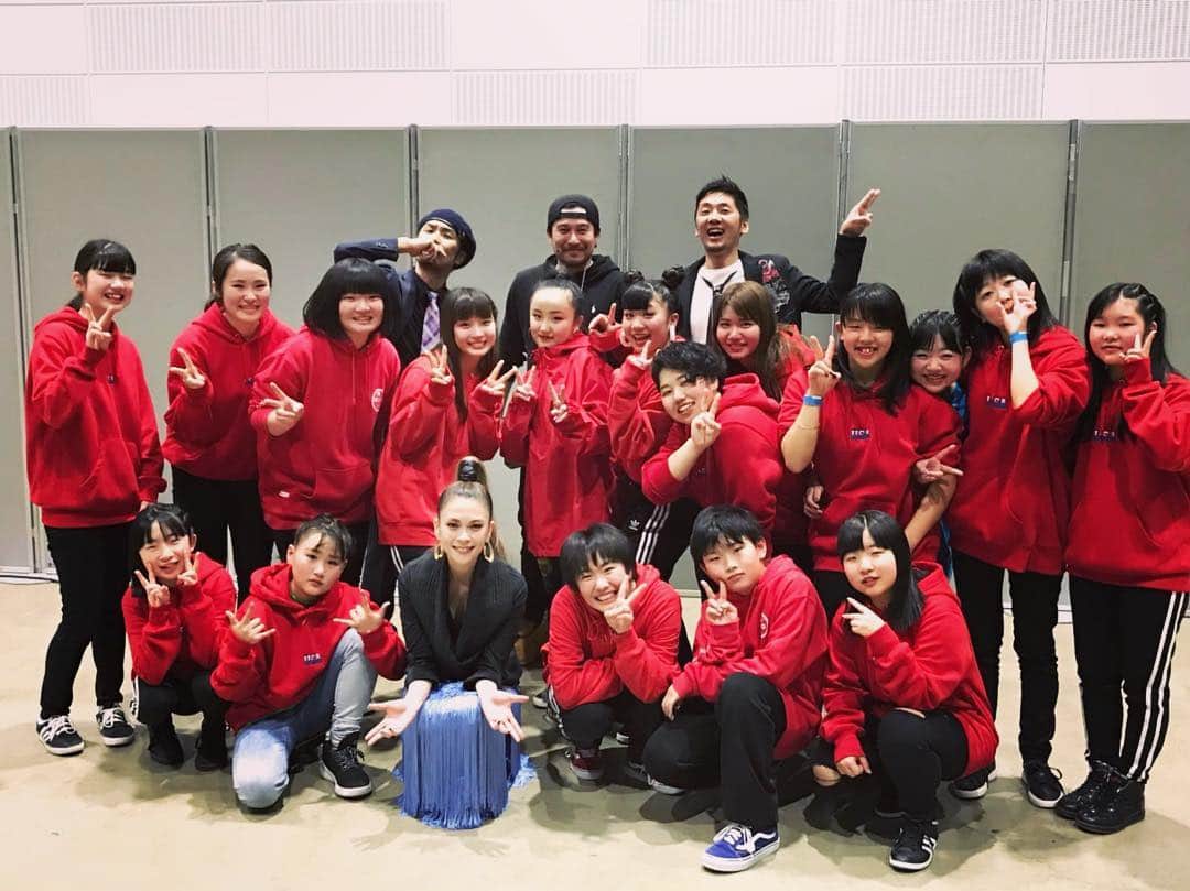 小柳ゆきのインスタグラム：「とっても盛り上げてくれた福島ダンサーの皆んな、振り付けアキラさん、キーボード櫻井大介さん、DJカツさんと😊 . . ダンサーの皆んなは、リハ時間の少ない中、本番は会場を盛り上げてました😆 ソロをやったbboyシオン君にも拍手✨ . . ありがとう〜💕」