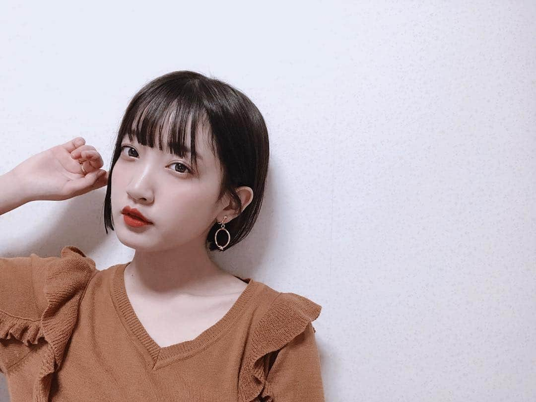 栗野春香（はっちゅん）のインスタグラム：「.﻿﻿ ﻿ ☆NonSugar卒業の次の日に届いたイヤリング◎﻿ ﻿ 中学生のころから憧れている方のアクセサリーブランドAllycherのものですっ﻿ ﻿ ﻿ デザインめちゃくちゃかわいいからずっと欲しくて、でも大振りのとかゆれるイヤリングほぼ初挑戦で迷いすぎて今まで買えてなかったんだけど、﻿ アイドルを卒業するタイミングの勢いで購入😌🙏 ﻿ ﻿ 購入第1号はシンプルでかわいいデザインとホームページの言葉に惹かれてこのイヤリングにしましたっ﻿ ﻿ 大切にたくさん使います(^.^)♡﻿ ﻿ ﻿ ﻿ 21さいは大人なかっこもしていきたいし、ショートカットに映えるだろうから今度は大振りのも挑戦してみたいなっ﻿ ﻿ ﻿ ﻿ ﻿ .﻿﻿ ﻿﻿ #Allycher #アリーシェ #イヤリング #アクセサリー #accessory #ハンドメイドアクセサリー ﻿  #japanesegirl #japaneseactress」