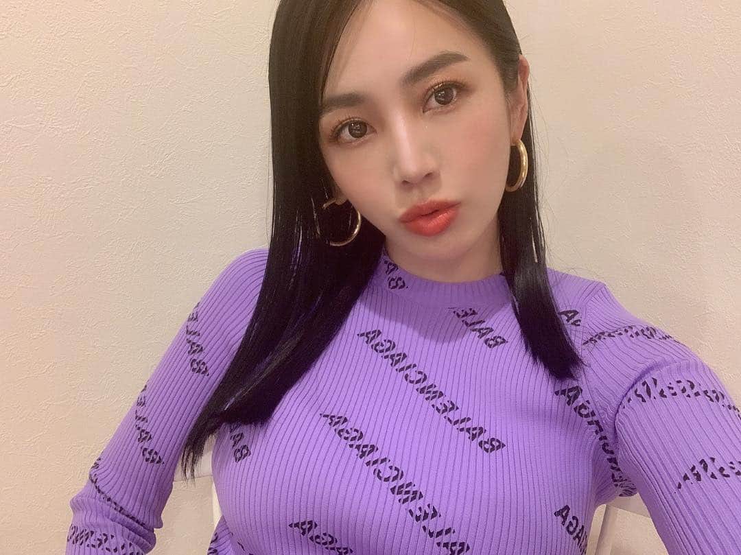 megbabyのインスタグラム：「久しぶりにしっかりアイメイクした👩🏻 動画も撮ったよ🎥 ・ だけど目元はアイラインを引かずにアイシャドウとマスカラたっぷりがポイント✌🏻」