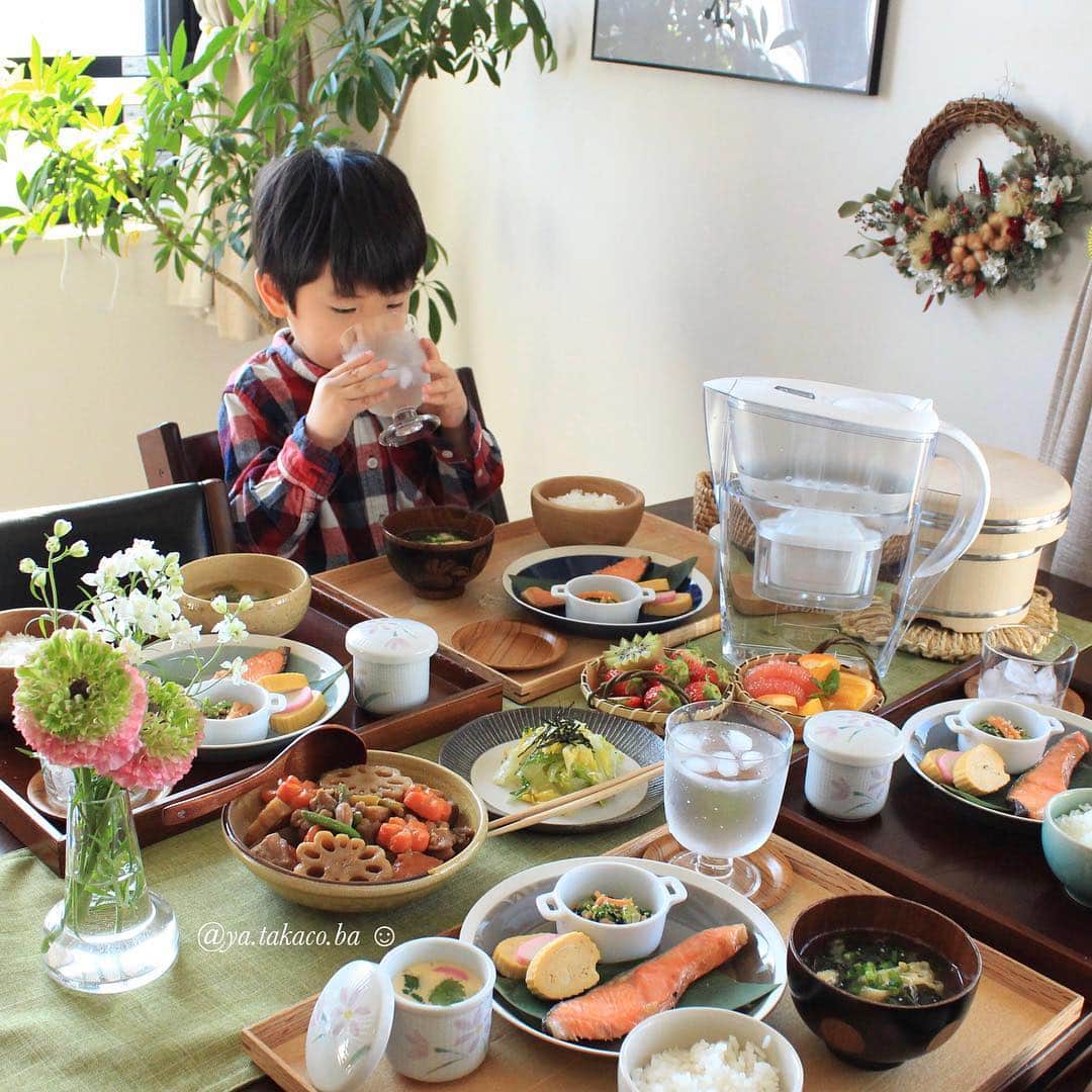 takakoのインスタグラム：「休日の朝ごはん。 ・ それぞれのお盆には シャケ、卵焼き、小松菜胡麻和え、 茶碗蒸し、味噌汁。 それから 筑前煮とネギ塩白菜。果物も。 ・ ・ 久しぶりにかもめ食堂を観たら すっかり影響されて シンプルで丁寧な和食を、 のんびりした気持ちで食べたくなりました😋 ・ ・ 煮物や茶碗蒸し、お味噌汁のお出汁には ブリタで濾過したお水を使っています✨ ブリタで不純物を除去したお水は 雑味がなく美味しい上に お料理も美味しくなると聞いて実践💪🏻 子ども達がよく食べたのはそのおかげかな〜 確かにいつもより美味しい筑前煮が出来た☺️💓 ・ ・ このブリタのマレーラCoolは 食卓に馴染むデザインもステキですが、 ウォーターサーバーみたいに場所を取らず、 ペットボトルのようにゴミが出ないところも 手軽で魅力⑅◡̈* 夫の職場やお互いの実家でも使っています✨ ・ ・ それにしても。  #かもめ食堂 って派手さは無いけどステキな映画🎞 そして物欲が刺激される映画😂❤️✨ ・ ・ ・ ・ ・ ・ ・ ・ #朝ごはん #朝食 #和食 #和食ごはん #うちごはん #おうちごはん #暮らしを楽しむ #子どものいる暮らし #丁寧な暮らし #筑前煮 #foodstagram #ouchigohan #japanesefood #igersjp #onthetable #tablesetting #tablephoto #kitchen #BRITA #brita #食卓 #PR #マレーラcool」
