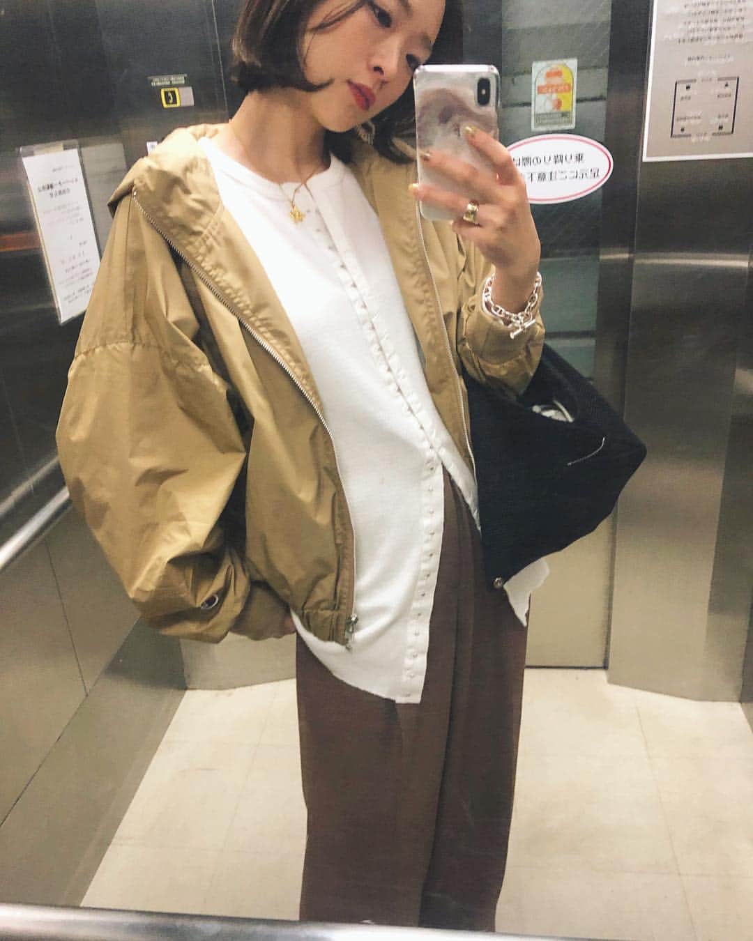 野尻美穂のインスタグラム：「#mihonano〜 チャンピオンのナイロンパーカ。 袖がたっぷりしててかわいいんだ🥺🧡」