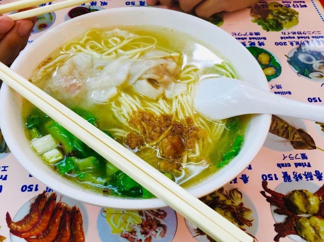 のインスタグラム：「. 台湾・士林夜市の美食街で出会ったワンタンメン＾＾ あっさり塩味のスープに、青菜やワンタンが入っていて、 夜市で食べ過ぎたお腹にも優しくしみわたる一品です！ . . #イモトのWiFi#羽田空港#成田空港#海外旅行#中国旅行#台湾観光地#韓国#韓国女子旅#観光地#中華料理#韓国料理#タビジョ#旅行コーデ#旅行#旅行好きな人と繋がりたい#旅好き#フォトジェニック#休日#おでかけ#旅したくなるフォト#台湾女子旅#旅女#旅かえる#여행#여행스타그램#世界一周#旅人#女子旅#卒業旅行#旅行部」