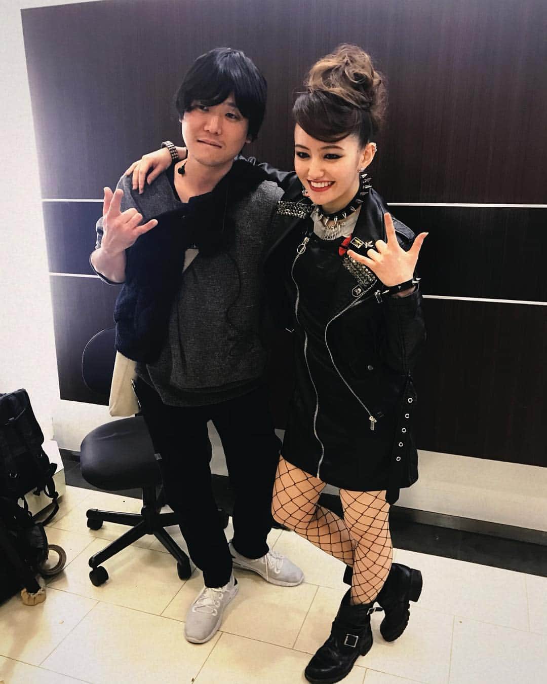 アヤカ・ウィルソンさんのインスタグラム写真 - (アヤカ・ウィルソンInstagram)「. 節約ロック第8話見てくれたかな？？笑 . もう8話だなんて悲しい😭😭💦 もっとロックなリンちゃんでいたいよ〜笑笑 . ロックなリンちゃんは監督との絡みもロックです😎✨ ん？これは普段の私のノリかも 笑 . 次週もタカオさんの恋の行方をお楽しみに〜☺️✨ . #ayakawilson #アヤカウィルソン #節約ロック #リン ちゃん #ntv」3月12日 11時33分 - ayakawilson_official