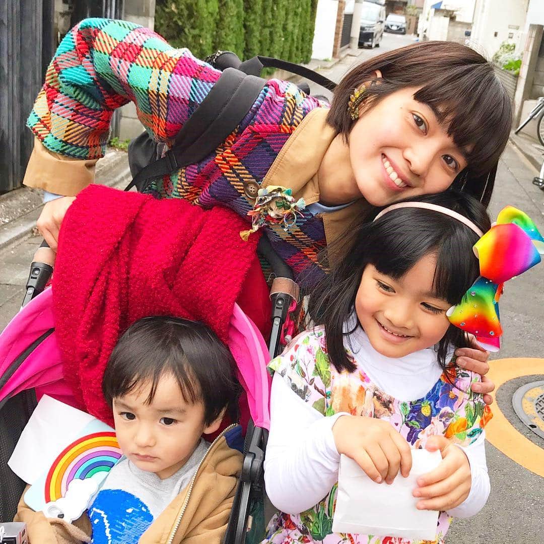 山口尚美のインスタグラム：「日曜日は毎年恒例？ スタイリストユカさん @0113yu_ka &カメラマン坂本さん邸で夏みかん収穫ポン酢祭りでした🍊✨ なんとお引越ししなくちゃいけないので今年最後😢 りりあん @ririanono も一緒に、いっぱい楽しんで来ましたよ❣️ はるみはめっちゃキュートなおはなちゃんと楽しく遊び(ゆうこお母様ゆうだいお父様ありがとうございました🙇‍♀️🌈) 夜はお料理研家直子さんの美味しお寿司と出来立てポン酢に舌鼓を打ち😋💕 AC部の板倉さんにもお会いできてめっちゃ楽しかったです🌈 帰りは寝ぐずる2人をベビーカーに乗せて帰宅🚃💨 ユカさん、坂本さん、毎回幸せな会を開催してくださり、本当にありがとうございました❣️😭❣️」