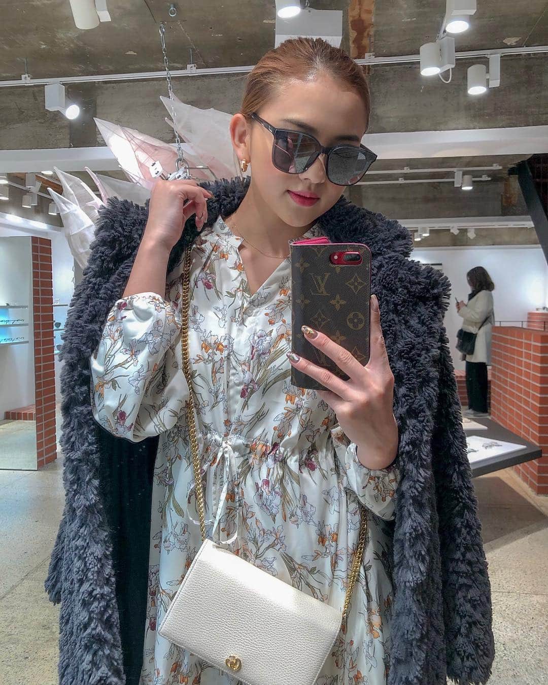のインスタグラム：「Korea🇰🇷 ➡︎ France🇫🇷 ✈️ ✈️ ✈️ ✈️ ✈️ #写真は韓国の思い出 #gentlemonster #にて購入した #サングラス #paris #France #airport #selfie #work #cjd_karen #ootd #travel」