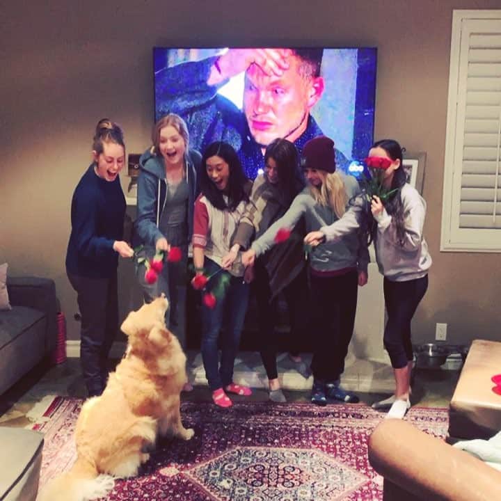 ジェシカ・カラランのインスタグラム：「Oscar, will you accept our rose?🌹 #bachelorfinale」