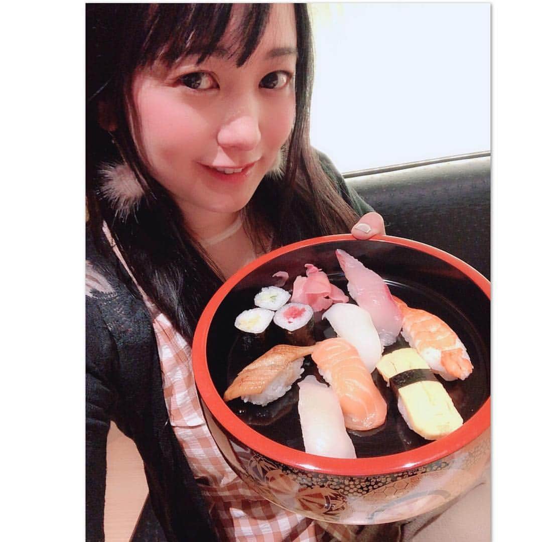 脊山麻理子さんのインスタグラム写真 - (脊山麻理子Instagram)「帰る前に、大阪に行くと必ず行く四季料理の入兆でお寿司ランチを頂きました♡こんな美味しいお寿司が1000円で頂けるなんて♡つぎはゆっくり夜に食べに行きたいな♡  #四季料理入兆 #阪神タイガースの選手も御用達 #御嶽海関も来店予定 #縁起が良い #お寿司ランチ #大阪 #靱公園 #うつぼ公園」3月12日 14時24分 - mariko_seyama_milkpon