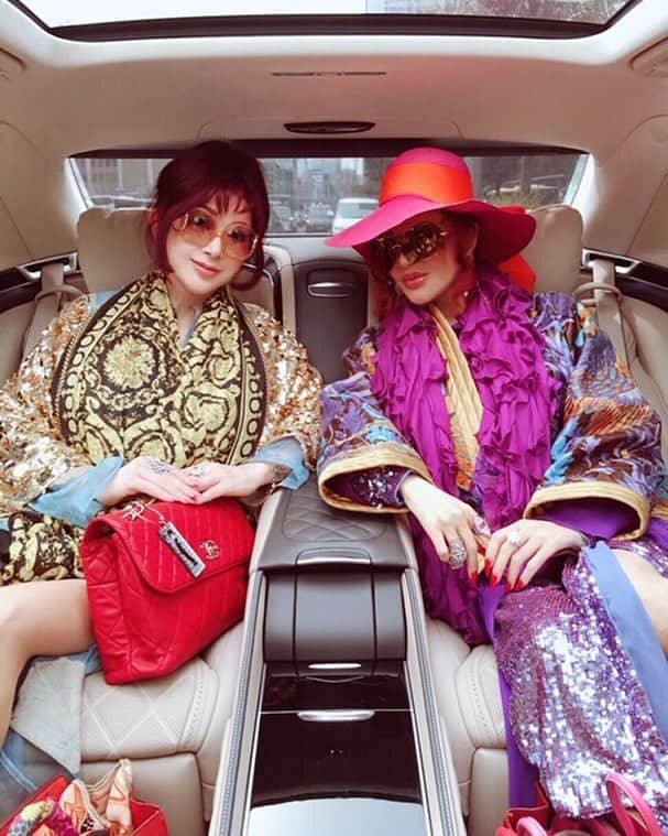 叶姉妹のインスタグラム：「言葉の暴力と偏見による「危険な世界観」💎✨✨ 自分は自分。 人様は人様。 「人のことに口を出さない」 ということ、 私達の大切な人生のポリシーの１つ ですよ。 他人様のことを 実は本当のことを よくも知らないにもかかわらず 軽い気持ちでとやかく言ってみたり、 自分が「感じるまま」に考え、 行動することが、 誰かにとっての迷惑やマナー違反に ならないかは、 本来、人間の誠実さとして 常に検討しておかなくては ならないことと思っておりますので。 「言葉の選択は その方の歩んできた人生の 表れでもあります。」 何が"変なことではなく"、 何が"変なこと"なのかは 人の価値観ではありますが、 少なくとも、 言葉の選択にて 不本意であっても 人を傷つけたり イジメになってしまうことが なくなりますように いつも心から願っておりますよ。 そして、 私達は、どなたにも偏見や敵意などを 抱いて人生を過ごしておりませんよ。 そうすると さらにピースフルに様々な視野が広がり 自分の人生において大切な 見るべきものが見えてくるからです。🌹✨ #amazing #heavenly #バラの香り  #ジョルノ #ブチャラティ #ジョジョ #トリッシュ #モブサイコ100  #ソルトスプラッシュ #無花果  #precious#fabulous #叶姉妹 #heaven #happy #ファビュラス #aubade #宇宙 #jojo #コミケ #叶 #peace #peaceful  #至福 #幸運 #天使 #女神  #愛するあなたへ」