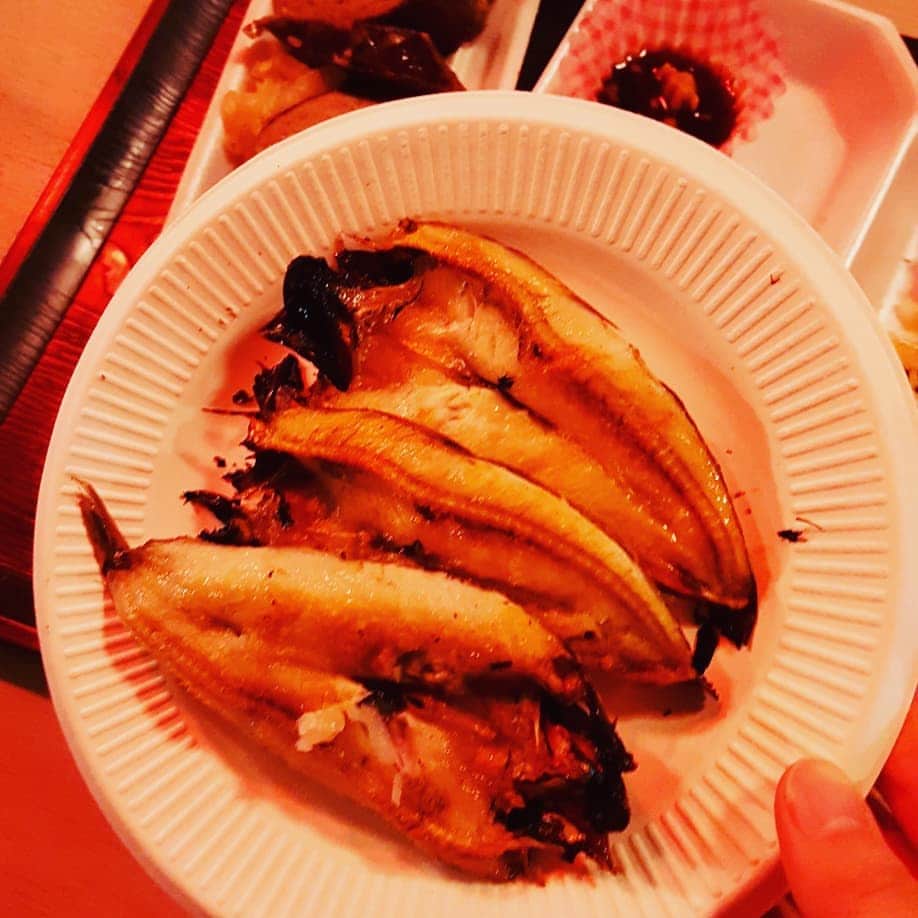 石川奈津紀さんのインスタグラム写真 - (石川奈津紀Instagram)「【さかなのば🐟】 いわきでは、さんけい魚店さんも取材しました。この日は月に1度、いわき沖で獲れた魚を、おいしいお酒とともにキャッシュオンで楽しむ「さかなのば」が行われていました💡普段は魚やさんだけど、この日ばかりは早じまいして、魚の冷蔵ケースに板をしいてテーブルに。そこでおいしい料理を楽しむんです！三代目の松田さんの「いわきのお魚っておいしいんだよ」っていうことばがとても印象深かったなぁ。。。 こういうイベント、東京でもやってほしい！！😊 * #いわき #さんけい魚店 #さかなのば #福島県 #tbsnews」3月12日 20時14分 - natsukiishikawa1011