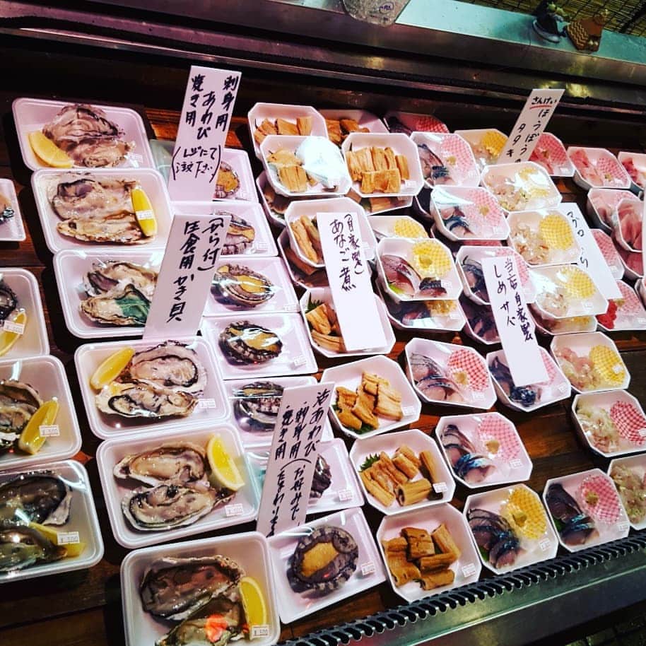 石川奈津紀さんのインスタグラム写真 - (石川奈津紀Instagram)「【さかなのば🐟】 いわきでは、さんけい魚店さんも取材しました。この日は月に1度、いわき沖で獲れた魚を、おいしいお酒とともにキャッシュオンで楽しむ「さかなのば」が行われていました💡普段は魚やさんだけど、この日ばかりは早じまいして、魚の冷蔵ケースに板をしいてテーブルに。そこでおいしい料理を楽しむんです！三代目の松田さんの「いわきのお魚っておいしいんだよ」っていうことばがとても印象深かったなぁ。。。 こういうイベント、東京でもやってほしい！！😊 * #いわき #さんけい魚店 #さかなのば #福島県 #tbsnews」3月12日 20時14分 - natsukiishikawa1011
