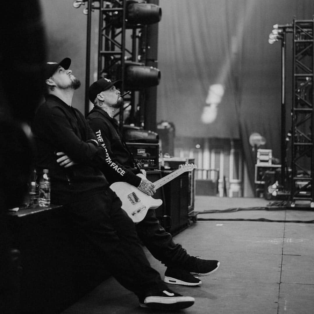 ベンジー・マッデンのインスタグラム：「My twin brother @joelmadden We left home with 50$ and a guitar. With No where else to turn we decided to go forward into the world and try to make something more of our lives than what others may have thought likely or possible. We made a deal that we’d never let anything come between us and we never broke that promise. You’re my best friend and I am grateful the universe decided to put us in this lifetime together. Watching you be the husband and father that you are makes me the most proud. Thanks for always having my back brother. Wouldn’t standing here today with out you- I know that, And I’m so glad I am. Happy 40th Birthday, let’s do 40 more and then some more after that!! I love you Man ❤️❤️❤️」