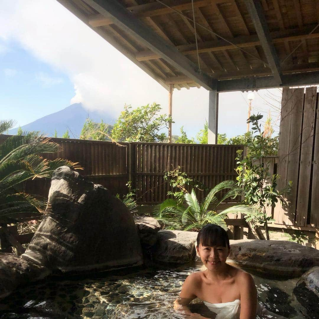 田中律子さんのインスタグラム写真 - (田中律子Instagram)「鹿児島垂水で、江洋館の美人の湯に浸かり♨️ストアーほりのうちでめちゃくちゃ美味しいから揚げにビール🍺 目の前の桜島の噴煙を眺めながら、地球のマグマで温められた温泉に浸かる♨️地球の恵みを感じながらの温泉は、お肌ツルツル、チュルンチュルン、ここのお湯大好き❤また行きたいな〜🌴南国感たっぷりな温泉でした♨️ #鹿児島 #垂水  #ストアーほりのうち  #ほりから #江洋館  #桜島噴火  #マグマ  #ちょっとびびったけど #鹿児島の人には日常 #黒い車はグレーになる #噴火の灰がすごい #降ってくる  #鹿児島テレビ」3月12日 15時17分 - ri2kotanaka