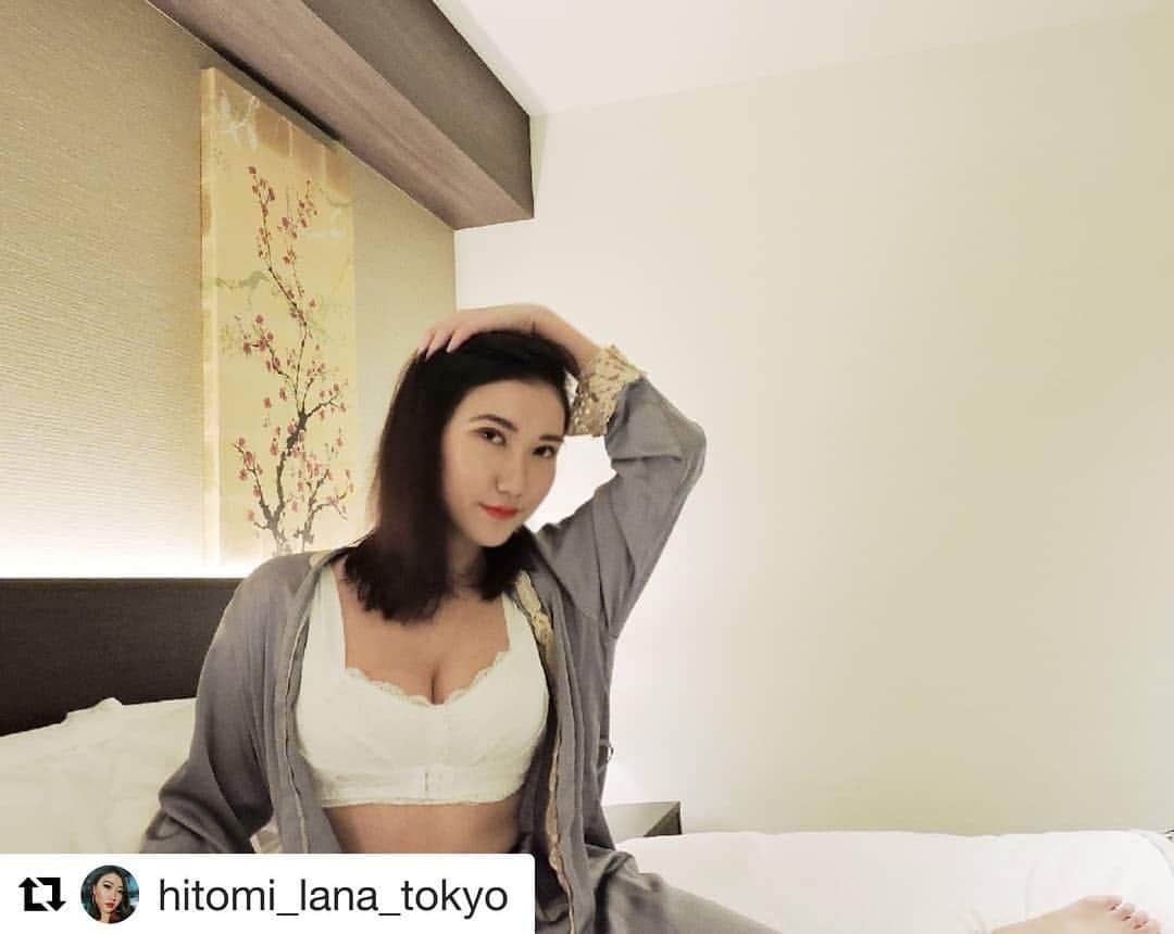 育乳ブラMoriage-モリアージュさんのインスタグラム写真 - (育乳ブラMoriage-モリアージュInstagram)「皆さん 気をつけてる事はバストケアは大事にしてるというより事でした。  つけた感じの感想、アンバサダーにご興味がある方は一度DMにてご連絡ください。  #Repost @hitomi_lana_tokyo with @get_repost ・・・ Finally got my WHITE Push-up night bra^^ サイトでずっとナイトブラを見比べていました。ナイトブラは本当何枚でも欲しい😆ずっとホワイト欲しくて今回は @moriage.official の物をゲットしたよ🎵レースだからインナーとしても使えるしお泊まりの時でも可愛い✨  あるハリウッド女優も若い頃意識がとても高く、早くも胸の垂れの予防法を探していたんです。彼女の母からのアドバイスは｢じゃあ夜寝る時もブラジャー着てたら良いんじゃない？｣と、彼女はあれから毎晩ブラジャーを着たまま寝てるらしいです。 私も以前から胸の問題で悩んで悩んで、でもきつい、着心地が心配で、やっと着心地がいいワイヤレスナイトブラに出会いました。夜寝てるときは胸の成長にとってはバストアップホルモンを分泌するゴールデンタイムです。この際にナイトブラを着用することでバストアップ効果が期待されます。 #moriage#モリアージュ#アンバサダー#ナイトブラ#ナイトブラ#育乳#bra#roombra#nightbra#表参道#新宿#恵比寿#健康#インフルエンサー#東京#エステ#ボディーケア#influencer#下着#ブラ#lingerie #missuniversejapan#missuniverse#ミスユニバース#バストアップ #モデル募集中」3月12日 15時24分 - gogogorigori1234