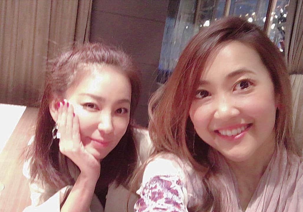 真山景子のインスタグラム：「20年ぶりに#金子絵里 ちゃんと、ランチしたよ❤️ #JJ時代  #同級生  #久しぶりでも変わらない関係✨ 久しぶりに近況報告✨😚全然変わらない絵里、ほんとに可愛いお母さん❤️ #男の子ママ  そういえば10代のころはお互いの実家にお泊まりもしたし、色んな青春を共有してた絵里、昔話に花も咲いてあー、楽しかった✨😊✨ 詳しくはblogにて🎵」