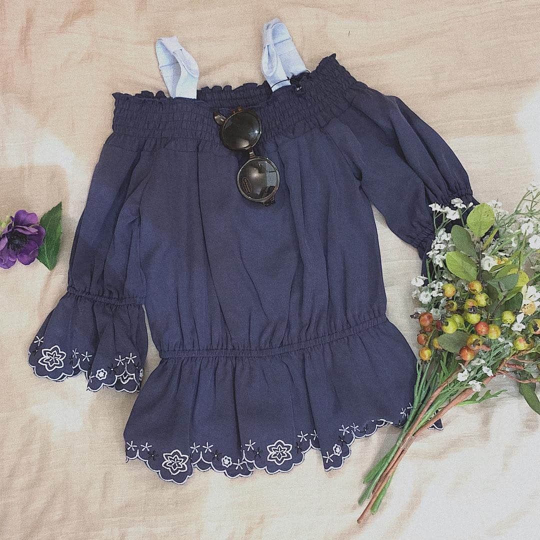 SweetRoom1ST. officialのインスタグラム：「お台場店 ❤︎recommend item❤︎ . 👗スカラップ刺繍オフショルダー ¥15,000+tax→¥9,000+tax（40%off） 📌店内一部商品を除き 40%offにて販売しております。 現金書留でのご注文も承ります。 お気軽にお問い合わせ下さい♪ . . #sweetroom #SweetRoom1ST #kidsfashion #kidswear #vintagefashion  #kids_japan #kidsmodel #japan #instagood #时尚 #ベビー服 #子供服 #キッズファッション #お台場ヴィーナスフォート #ファッション #置き画くら部 #ブラウス」