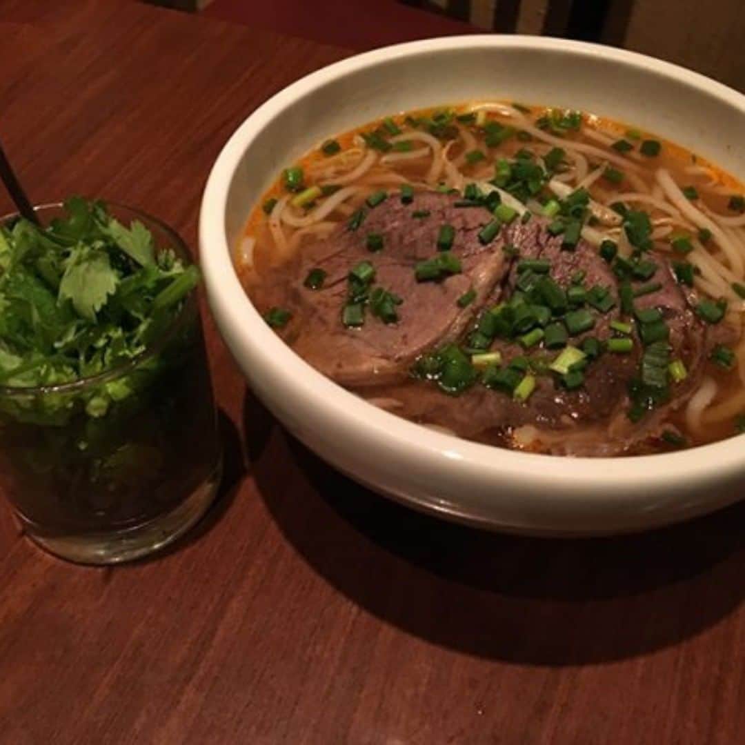 ベトナムフロッグ汐留のインスタグラム：「こんにちは、東京・汐留のベトナム料理専門店、ベトナムフロッグです！ ブログ更新しました！ 「ベトナム中部の名物料理「ブンボーフエ」をどうぞ！」 是非ご来店をお待ちしております。  アジアンテイストを楽しみにきてくださいね♪ ▼詳しくはこちら▼ http://vietnam-frog.co/blog/ ☎電話番号：05073002964  #ベトナム料理 #アジアン #パクチー #タイカレー #女子会 #誕生日 #新橋 #汐留」