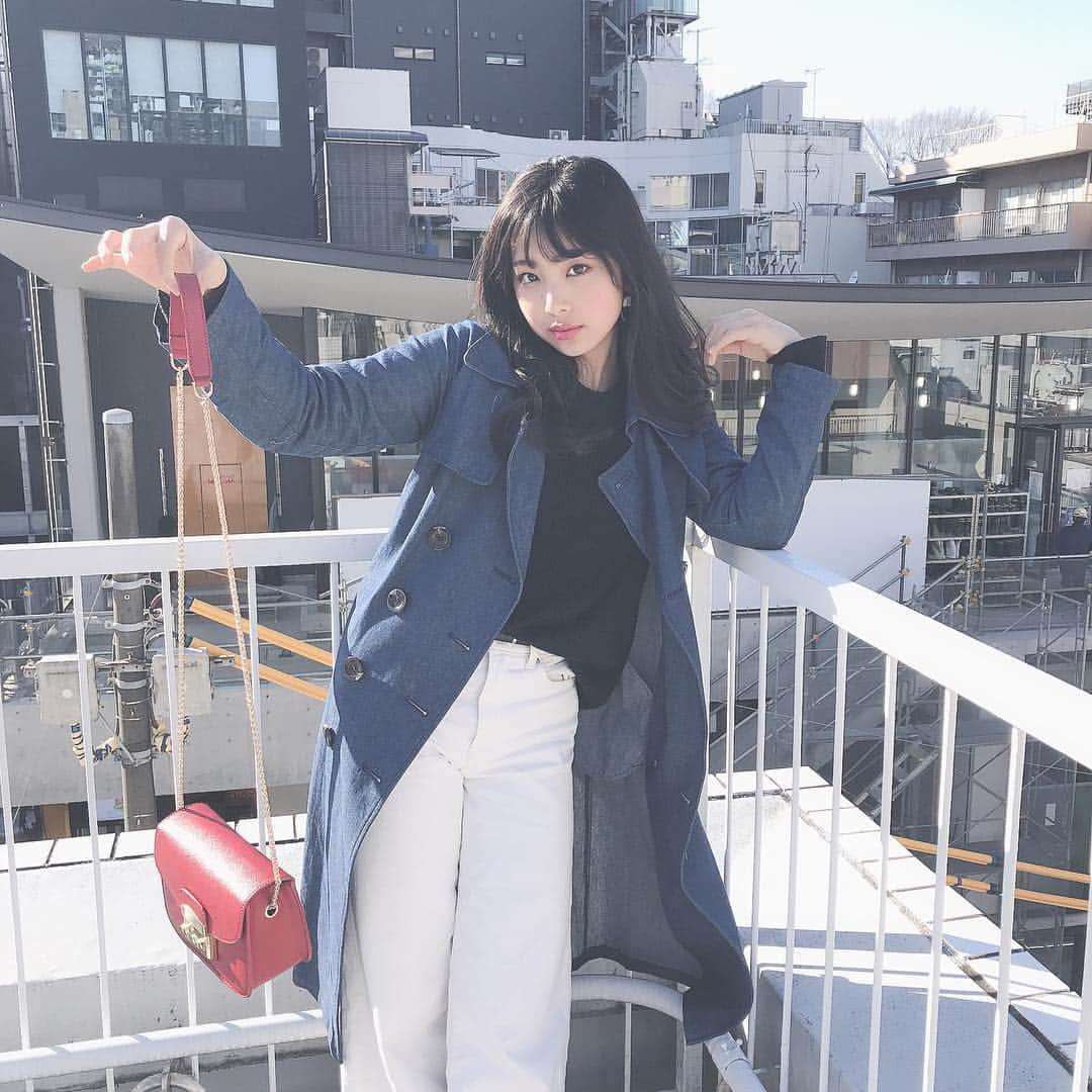 栗田桃花さんのインスタグラム写真 - (栗田桃花Instagram)「最近雨が多いから晴れが貴重ですね〜☀️ 写真はちょっと前の📷 ・ #天気 #晴れ #春コート #春 #春コーデ #トレンチコート #デニム #青空 #くりもも #くりももすたいる」3月12日 17時25分 - kurimomo330