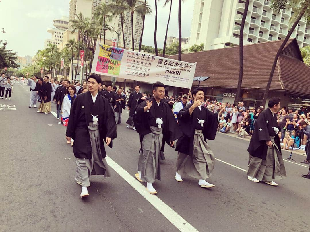 中村福之助さんのインスタグラム写真 - (中村福之助Instagram)「『KABUKI IN HAWAII』 無事に打ち上げることができました。 襲名記念公演ということでホノルルフェスティバルに参加することができ、またパレードにも参加させて頂いてとても貴重な経験をさせて頂きました。 ハワイで紋付を着て練り歩く。夢のような時間でした。  観に来ていただいた方々ありがとうございました。 ハワイ歌舞伎は52年ぶりということで歌舞伎を観たことがない方が多かったと思いますが、今回その方々に歌舞伎を知って頂けたことはとても嬉しく思っています。ありがとうございました😊  #kabuki #Fukunosuke #kabukiinhawaii #honolulufestival #renjishi #honolulu #hawaii #kalakaua #japan #歌舞伎 #中村芝翫 #中村橋之助 #中村福之助 #中村歌之助 #ハワイ歌舞伎 #ホノルルフェスティバル2019 #連獅子 #ホノルル #ハワイ #日系移民150周年」3月12日 17時57分 - fukunosuke_3