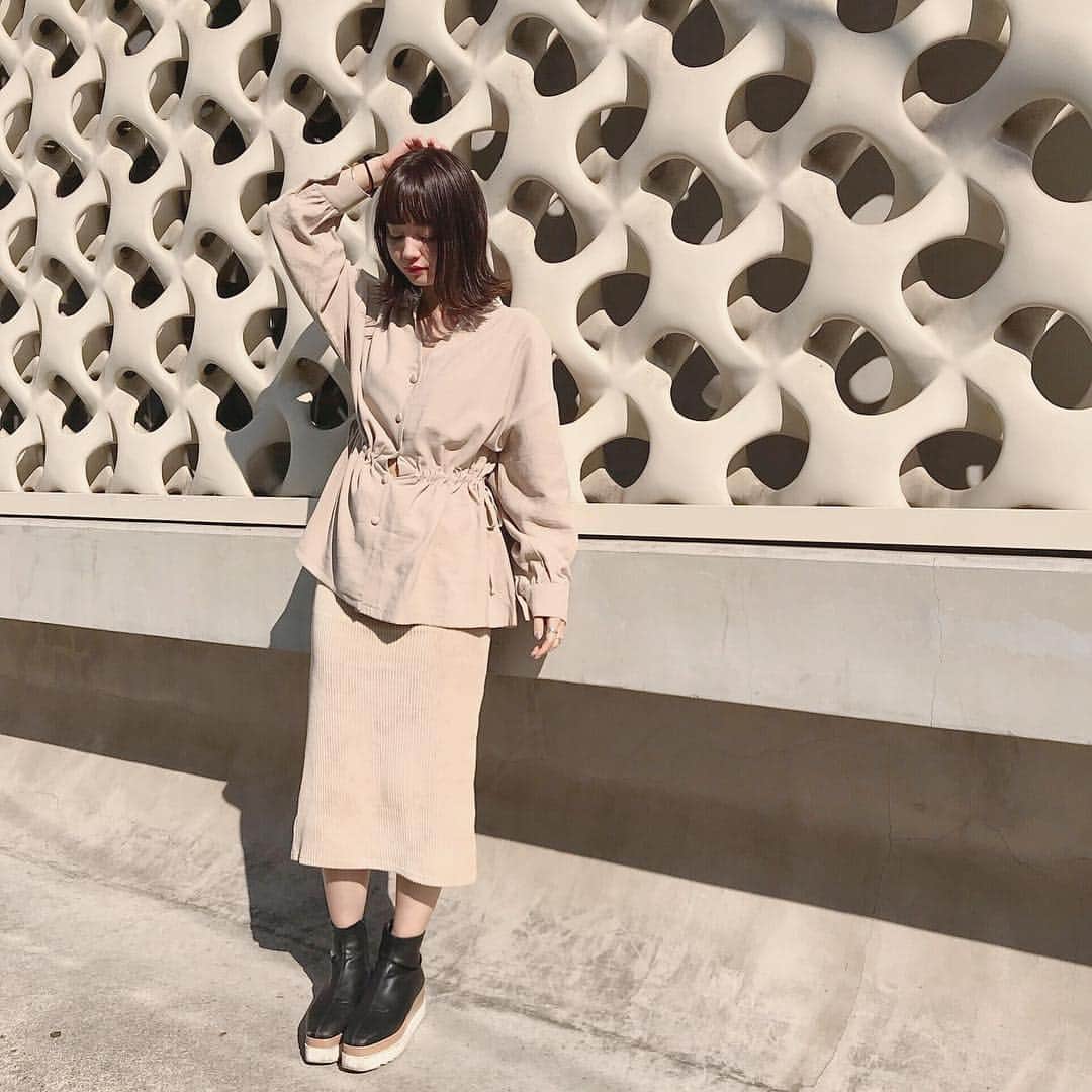 のインスタグラム：「もう昼間はぽっかぽかだね☀️ 春服テンションあがるう⤴︎⤴︎ 今日はトップス、スカート、靴も  @amail_official ♡  トップスの横も可愛んだっ ♡  相変わらず花粉にやられてるけどいろんなとこで情報収集してどーにか軽減しようと奮闘中🤧🤧 #nana私服 #amail」
