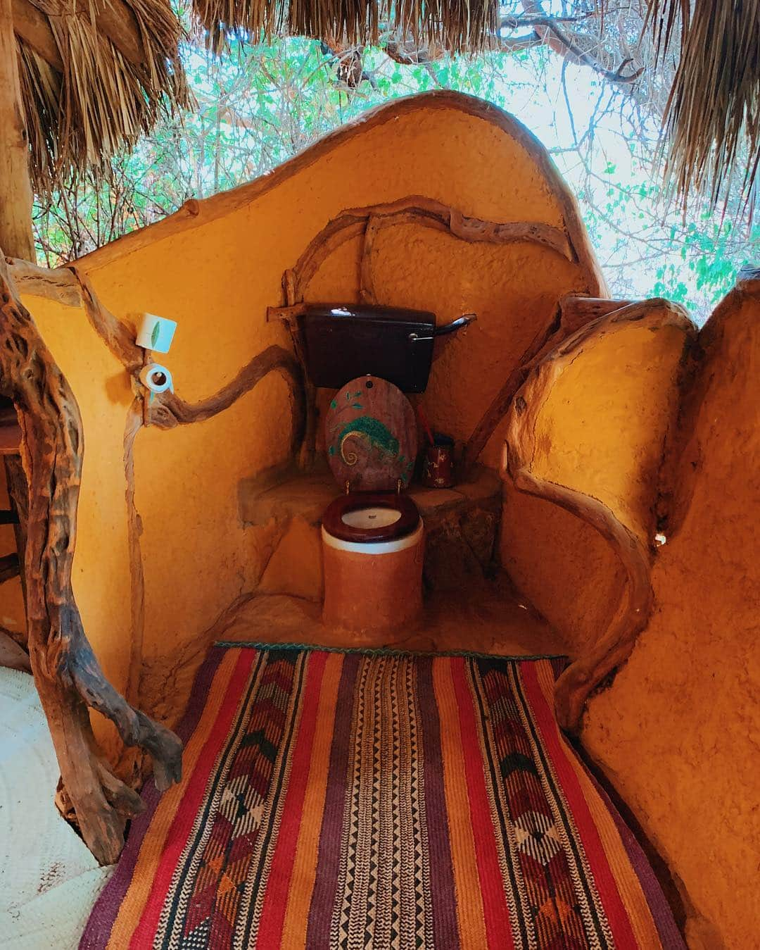 ローラさんのインスタグラム写真 - (ローラInstagram)「Where i am staying today, everything is made from Mother Nature. The bucket contains precious water which i used to wash my hands and face. Regardless of where we are we must treat water with respect. A 2-3minute shower is plenty. We also use our personal bottles.  Our overusage of water, global warming..the list is endless...is strangling our own necks in the years to come. The world is LOSING water at an incredible speed and we must treat it preciously🙏🏽🛁🚰 今回宿泊した施設は、実はほとんどが自然からできているものでこの私が今摘んでいるバケツの中にはお水が入っていてこのお水を使って手や顔を洗ったりするのだけど、使い切らないようにしよう！って 水をもっと大事にする気持ちになったんだ。 シャワーも水の量が決まっていて、約2分間の水の量でも十分足りたの！！ そして基本的にみんなでプラスチックペットボトルを使わないように、マイボトルを使うルールになっているんだ！水の使いすぎや地球温暖化などさまざまな原因によって数十年以内で世界中で水不足が深刻になっていくと言われているから、当たり前かもしれないけれどいつも以上に私たちはお水を大切に使わないといけないね🚽🚰🚿🛁🙏🏽 #elephantwatchcamp」3月13日 4時57分 - rolaofficial