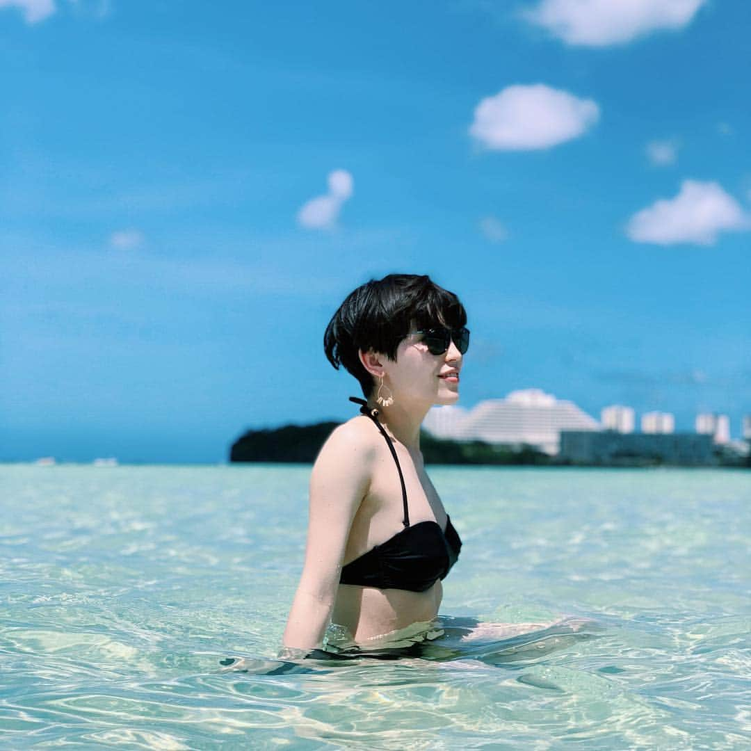 井手綾香さんのインスタグラム写真 - (井手綾香Instagram)「グアムのビーチ🏖 透き通っていて冷たくて気持ちよかった〜！ 親戚一同、バッチリ日焼けしてしまいました…🌞私は脚だけ、やけど級の日焼けで帰国してから皮膚科行き…😂大反省…  #南国の太陽をナメてはいけない #グアム #guam #beach」3月12日 20時46分 - ide_ayaka_official