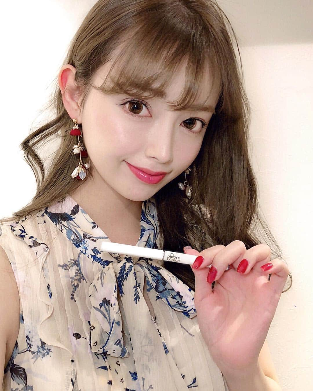 小川ももえさんのインスタグラム写真 - (小川ももえInstagram)「Ploom TECHアンバサダーのももです❣️ . わたしが手に持っているのはもぅすっかり皆さん覚えてくれたかな？Ploom TECHの新色です❤️ . お菓子食べたい〜ってときに私はこれをおすすめしたい✨✨笑笑 . . それに充電が長持ちするしコンパクトだから小さいバックにもかさばらずに入って、ちょっとお出かけする時でもいつでも相棒の様に持ち歩いてます♥️ #PloomTECH #Ploom #Ploomアンバサダー  #PR @ploomtech_official」3月12日 20時58分 - momoe_0406