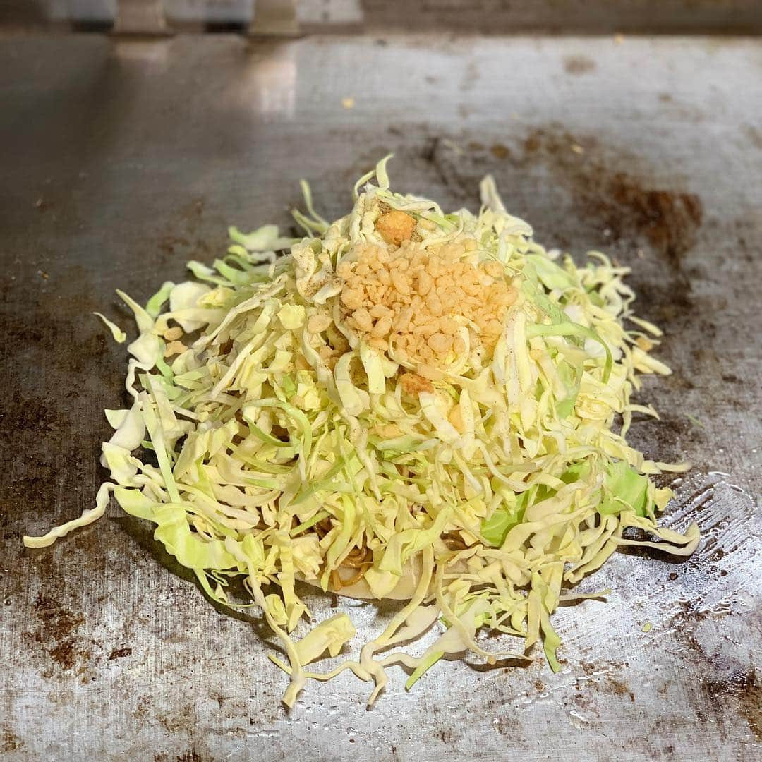 石川亮さんのインスタグラム写真 - (石川亮Instagram)「夜ご飯はお好み焼き食べました🥺 お腹いっぱい美味しかったです 明日も頑張ります  #お好み焼き #お腹いっぱい  #安定の白黒 #淺間大基 #石川亮」3月12日 21時00分 - r.y.o.ishikawa