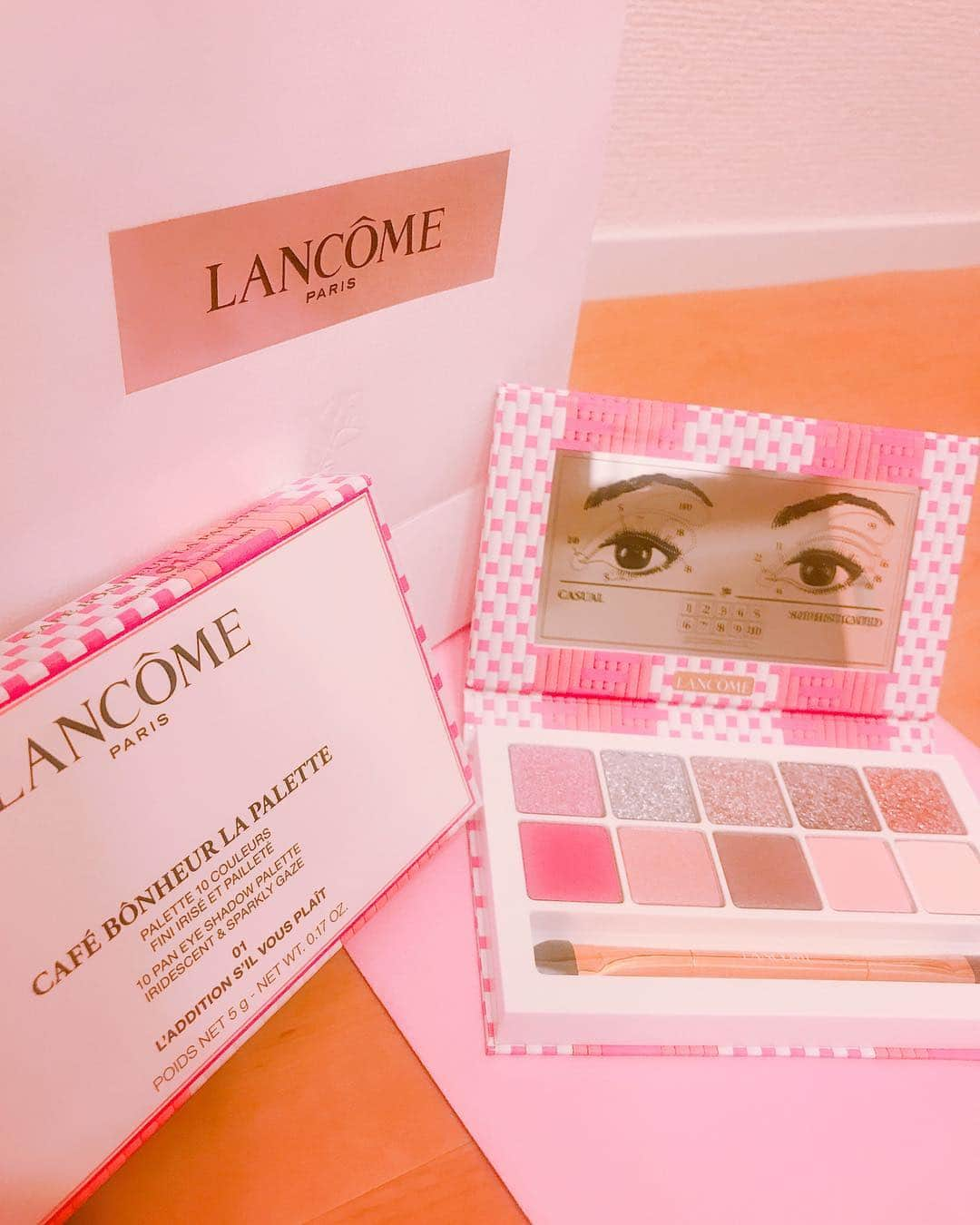 中川梨花さんのインスタグラム写真 - (中川梨花Instagram)「Lancômeの限定アイシャドウパレット💓🌸✨他にはないくらい大粒のグリッターが可愛すぎる、、🥺🎀🌟動画だと伝わりにくいかなあ？😣😣 . . . .  #メイク #makeup #ツヤ肌メイク  #韓国コスメ #韓国メイク #中国メイク #チャイボーグ #チャイボーグメイク  #fashion #ファッション #ヘアアレンジ #ヘア  #paulandjoe #opera  #jillstuart  #赞 #粉我 #照片 #时装  #팔로우환영 #팔로미 #코디 #여친룩 #셀카그램 #메이크업 #뷰티스타그램 #모델」3月12日 21時03分 - rikanakagawa_official