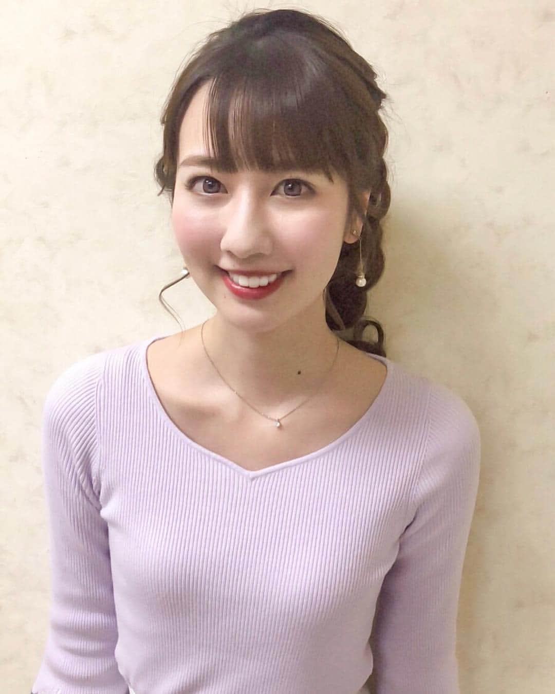 相場詩織さんのインスタグラム写真 - (相場詩織Instagram)「【本日のヘアメイク💄】﻿ ﻿ 午前の収録はストレートヘアで﻿ ﻿ 午後からのCM撮影は﻿ エビフライヘアにしてもらいました🍤﻿ ﻿ 新しいCMは﻿ 4月から秋田県内で流れる予定で、﻿ シーズンによっては﻿ 県外で流れる可能性もあります✨﻿ お楽しみに(*´ω｀*)🌸﻿ ﻿ ﻿ ﻿ 📣お知らせ﻿ ﻿ 【秋田テレビ50周年特別番組　﻿  秋田ラーメン総選挙🍜✨】﻿ ﻿ いよいよ県民が選ぶ﻿ 秋田No.１のラーメン店が﻿ 今週の金曜日AKTで発表されます📣﻿ 人気の有名店や老舗もランクイン✨﻿ 私はゴールデンでもマイペースに﻿ 愛するラーメンについて熱く語っています😋﻿ ﻿ 3月15日(金)19時〜﻿ 是非ご覧ください🍥﻿ ﻿ ﻿ #japan #akita #instagood #instalike #cooljapan ﻿ #cm #shooting #model #photograph #tv #make﻿ #秋田 #ラーメン #ヘアアレンジ #ヘアメイク #清楚﻿ #エビフライヘア﻿ #アナウンサー #女子アナコーデ ﻿ #일본아나운서」3月12日 21時19分 - shioriaiba0801