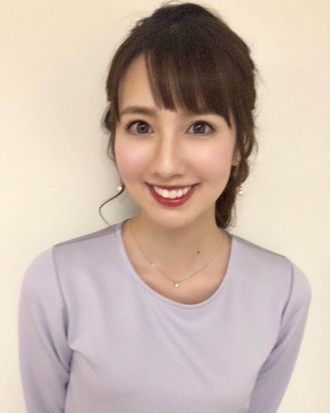 相場詩織さんのインスタグラム写真 - (相場詩織Instagram)「【本日のヘアメイク💄】﻿ ﻿ 午前の収録はストレートヘアで﻿ ﻿ 午後からのCM撮影は﻿ エビフライヘアにしてもらいました🍤﻿ ﻿ 新しいCMは﻿ 4月から秋田県内で流れる予定で、﻿ シーズンによっては﻿ 県外で流れる可能性もあります✨﻿ お楽しみに(*´ω｀*)🌸﻿ ﻿ ﻿ ﻿ 📣お知らせ﻿ ﻿ 【秋田テレビ50周年特別番組　﻿  秋田ラーメン総選挙🍜✨】﻿ ﻿ いよいよ県民が選ぶ﻿ 秋田No.１のラーメン店が﻿ 今週の金曜日AKTで発表されます📣﻿ 人気の有名店や老舗もランクイン✨﻿ 私はゴールデンでもマイペースに﻿ 愛するラーメンについて熱く語っています😋﻿ ﻿ 3月15日(金)19時〜﻿ 是非ご覧ください🍥﻿ ﻿ ﻿ #japan #akita #instagood #instalike #cooljapan ﻿ #cm #shooting #model #photograph #tv #make﻿ #秋田 #ラーメン #ヘアアレンジ #ヘアメイク #清楚﻿ #エビフライヘア﻿ #アナウンサー #女子アナコーデ ﻿ #일본아나운서」3月12日 21時19分 - shioriaiba0801