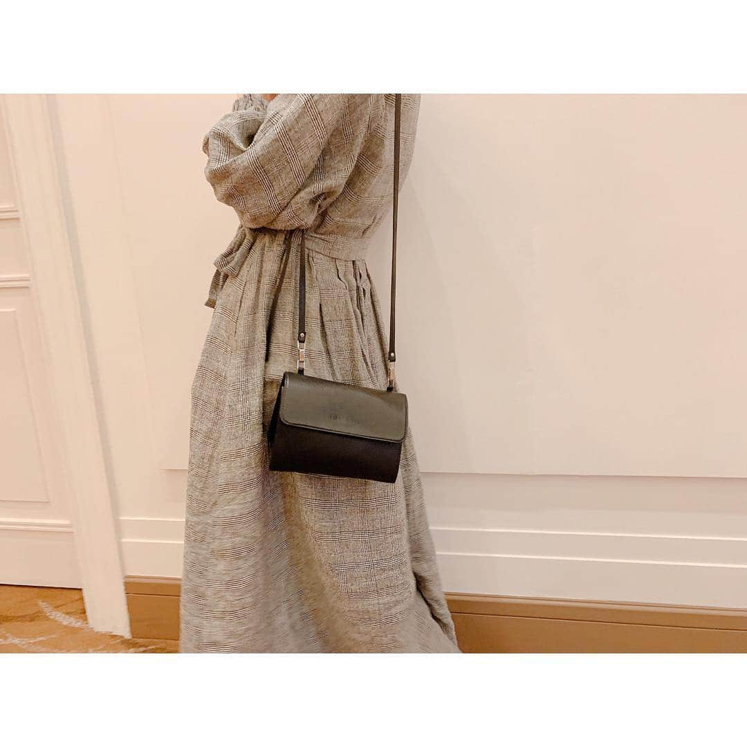 佐々木希さんのインスタグラム写真 - (佐々木希Instagram)「iNtimité新作の ワンピースと、コロンとしたbag♡ 生地たっぷりのワンピースだけど、シルクリネンだから、軽いんです💐  #のぞみの私服」3月12日 21時27分 - nozomisasaki_official