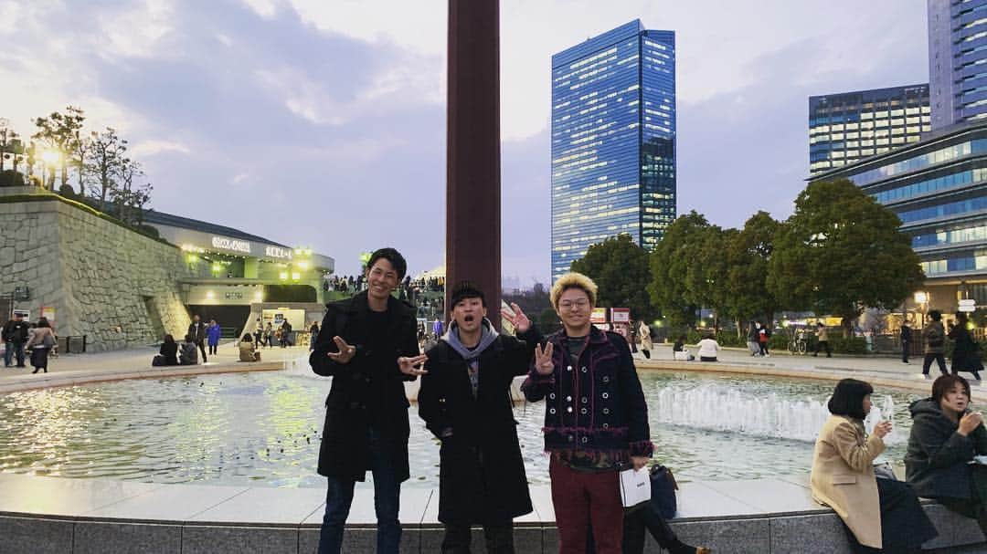 としみつのインスタグラム：「四年前に大阪でオフ会した場所。向きは違うけど。  みんな元気かなぁ？  #大阪 #東海オンエア  #大阪城公園」