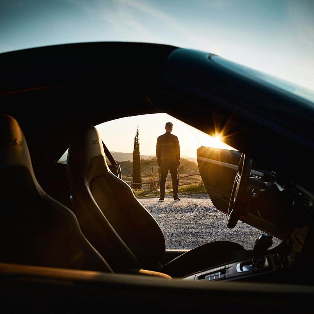 Porscheさんのインスタグラム写真 - (PorscheInstagram)「Discover Tuscany's twisting turns. Porsche Travel Experience Tuscany lets you explore one week of driving pleasure and culinary indulgence in one of Italy’s most beautiful regions. #Porsche #PorscheTravelExperience #Italy #Tuscany  __ Combined fuel consumption in accordance with EU 6: 911 Targa 4 GTS: 9,1 l/100 km CO2 emissions: 207 g/km; 911 Carrera Cabriolet: 9,2 l/100 km, CO2 emissions: 210 g/km」3月12日 21時48分 - porsche