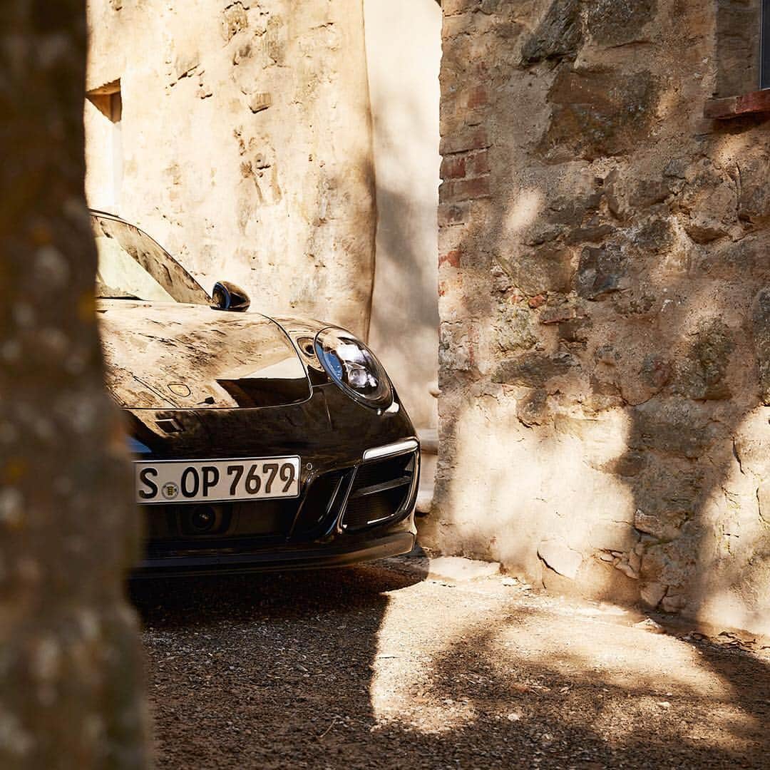 Porscheさんのインスタグラム写真 - (PorscheInstagram)「Discover Tuscany's twisting turns. Porsche Travel Experience Tuscany lets you explore one week of driving pleasure and culinary indulgence in one of Italy’s most beautiful regions. #Porsche #PorscheTravelExperience #Italy #Tuscany  __ Combined fuel consumption in accordance with EU 6: 911 Targa 4 GTS: 9,1 l/100 km CO2 emissions: 207 g/km; 911 Carrera Cabriolet: 9,2 l/100 km, CO2 emissions: 210 g/km」3月12日 21時48分 - porsche