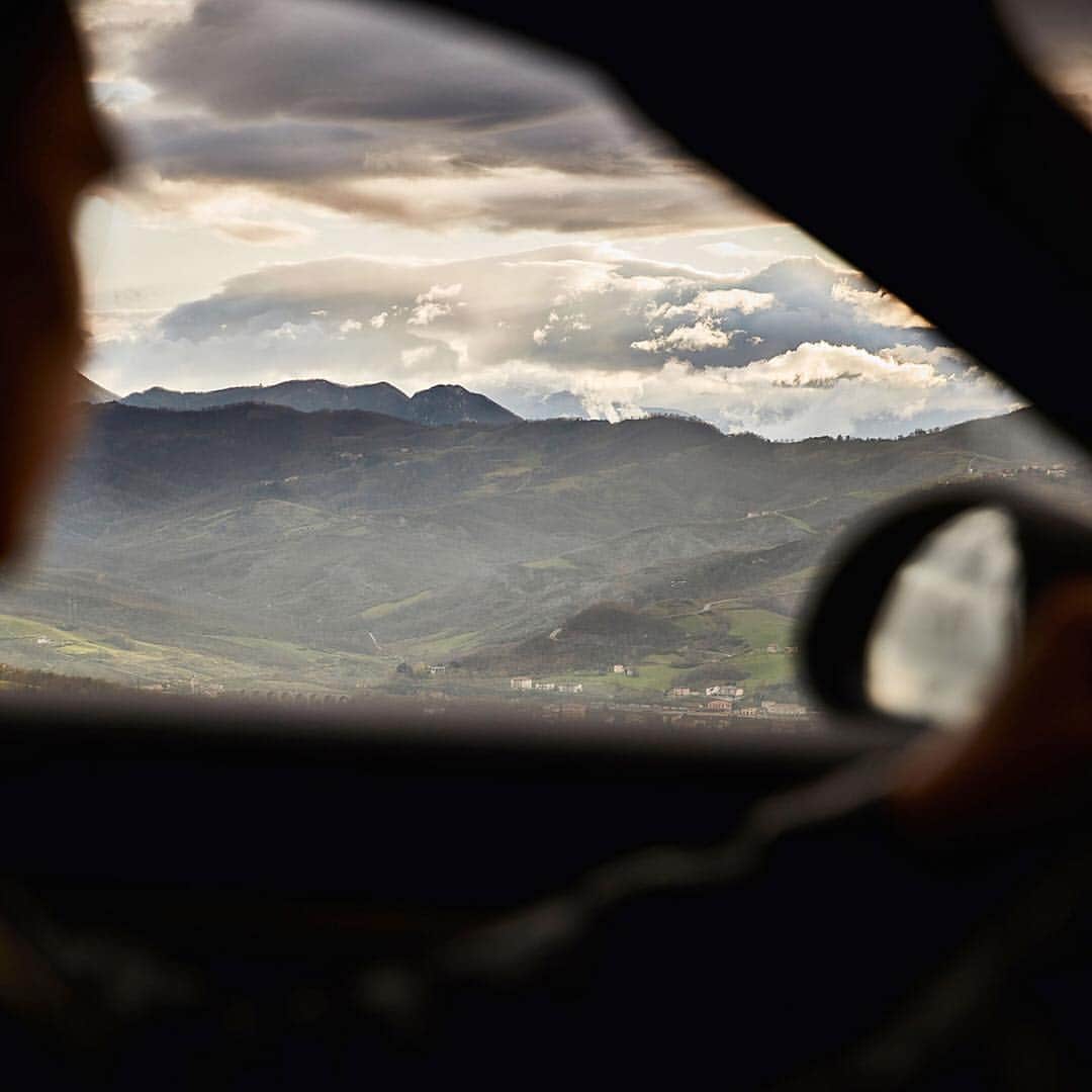 Porscheさんのインスタグラム写真 - (PorscheInstagram)「Discover Tuscany's twisting turns. Porsche Travel Experience Tuscany lets you explore one week of driving pleasure and culinary indulgence in one of Italy’s most beautiful regions. #Porsche #PorscheTravelExperience #Italy #Tuscany  __ Combined fuel consumption in accordance with EU 6: 911 Targa 4 GTS: 9,1 l/100 km CO2 emissions: 207 g/km; 911 Carrera Cabriolet: 9,2 l/100 km, CO2 emissions: 210 g/km」3月12日 21時48分 - porsche