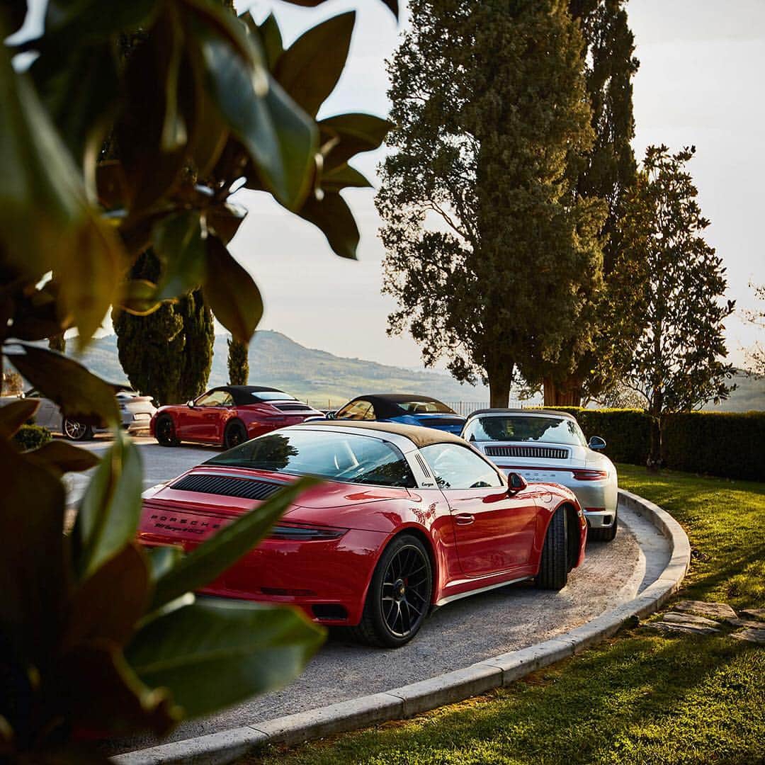Porscheさんのインスタグラム写真 - (PorscheInstagram)「Discover Tuscany's twisting turns. Porsche Travel Experience Tuscany lets you explore one week of driving pleasure and culinary indulgence in one of Italy’s most beautiful regions. #Porsche #PorscheTravelExperience #Italy #Tuscany  __ Combined fuel consumption in accordance with EU 6: 911 Targa 4 GTS: 9,1 l/100 km CO2 emissions: 207 g/km; 911 Carrera Cabriolet: 9,2 l/100 km, CO2 emissions: 210 g/km」3月12日 21時48分 - porsche