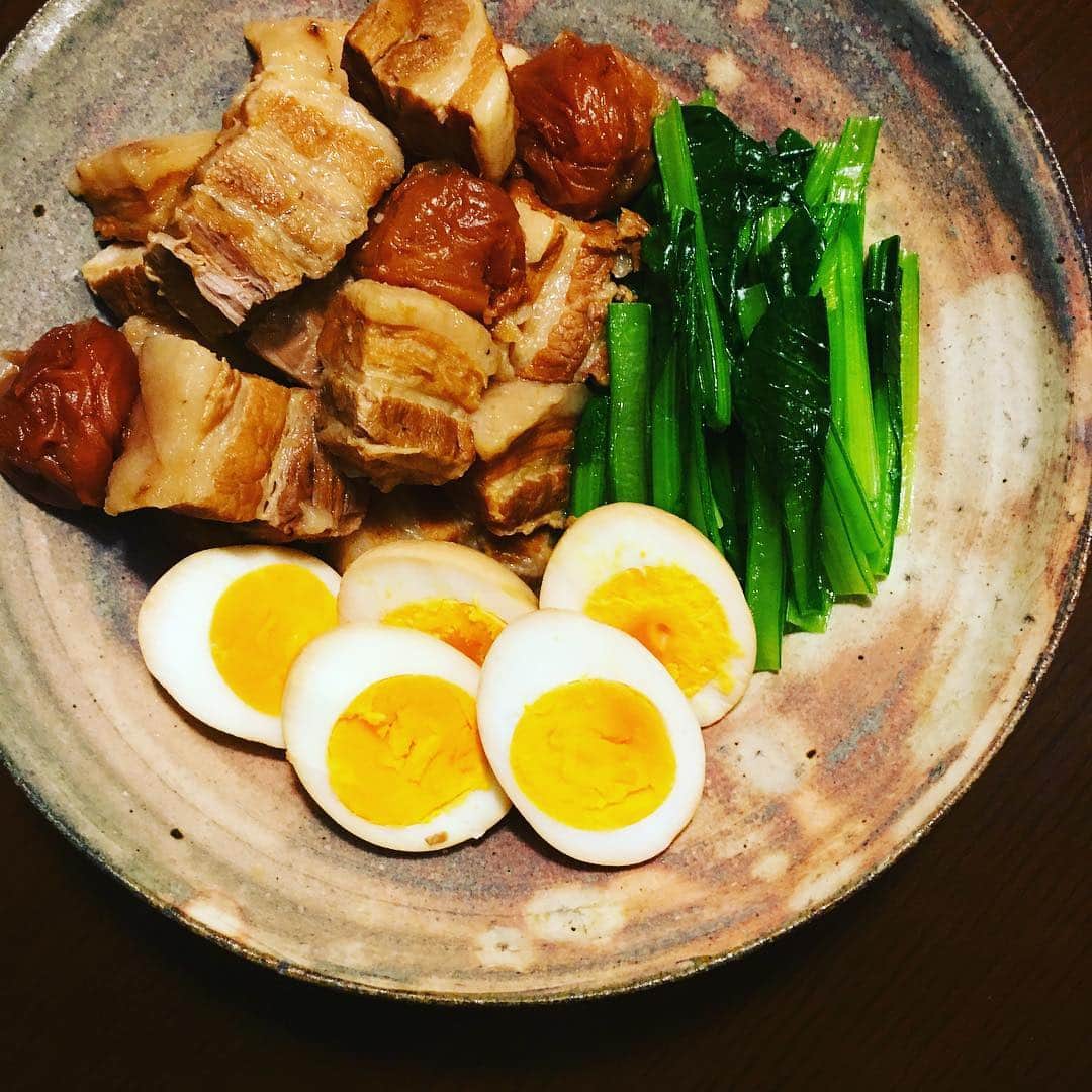 のインスタグラム：「夕方煮込んでおいたふーみん風の豚バラ肉の梅干煮。ランチでなかなか食べられないので自分で作る。ビールにもご飯にもよく合う。 #何度作ったことか」